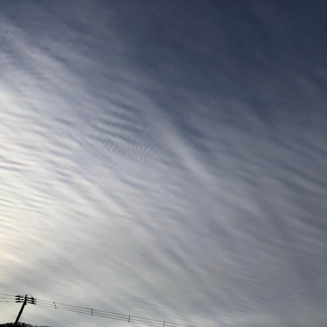 おーせさんのインスタグラム写真 - (おーせInstagram)「昨日のソラ  地球の上に空があって、空がおかしいと地球になにかあるってよく聞く。  なみなみに見えたよ。 どこかで何か起きてたかな。  空と海を同時に眺めてたいなぁー  #2月の空 #伊豆の空」2月11日 18時03分 - oosedon