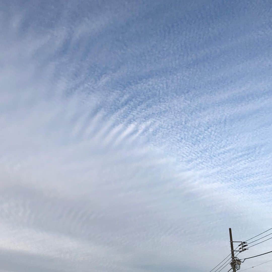 おーせさんのインスタグラム写真 - (おーせInstagram)「昨日のソラ  地球の上に空があって、空がおかしいと地球になにかあるってよく聞く。  なみなみに見えたよ。 どこかで何か起きてたかな。  空と海を同時に眺めてたいなぁー  #2月の空 #伊豆の空」2月11日 18時03分 - oosedon