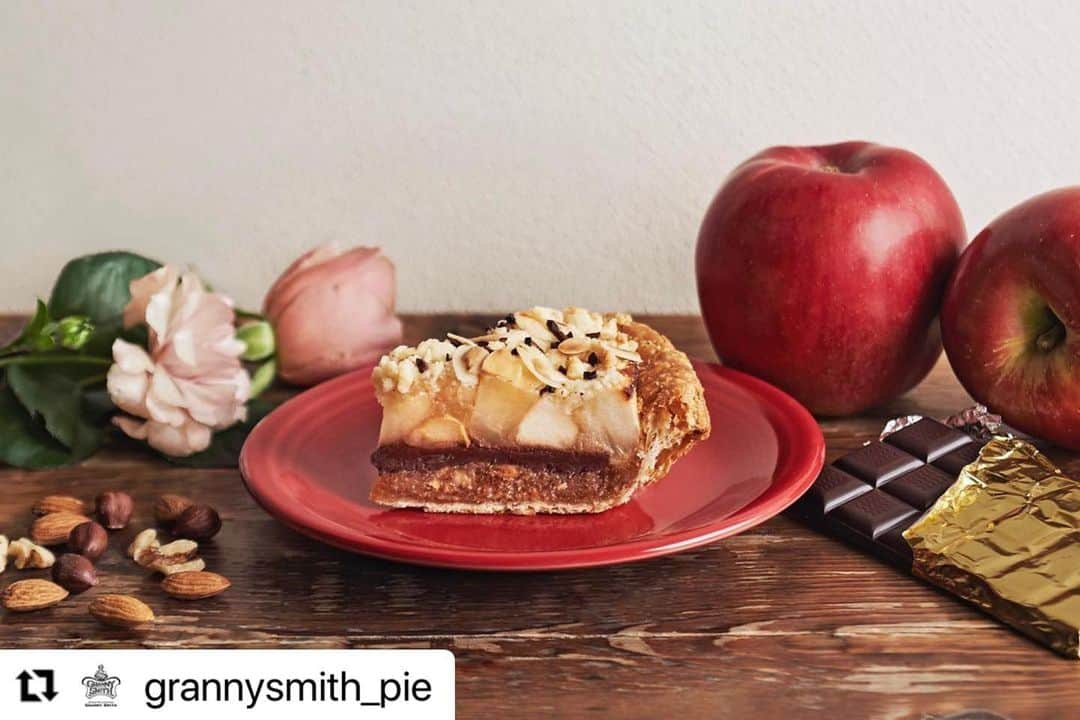 吉祥寺PARCOさんのインスタグラム写真 - (吉祥寺PARCOInstagram)「THE GRANNY SMITH APPLE PIE & COFFEE（1F）﻿ ﻿ バレンタインアップルパイが販売中🍎﻿ ダンデライオン・チョコレートとの特別コラボです。﻿ ﻿ #Repost @grannysmith_pie with @make_repost﻿ ・・・﻿ 🍎﻿ ﻿ 【✨コラボ第4弾✨ダンデライオン🍫×グラニースミス🍎 バレンタインアップルパイ💝】﻿ ﻿ 気付けばもうすぐ1月も終わり、やってくるイベントといえばバレンタインデーですね💌﻿ ﻿ グラニースミスでは、サンフランシスコ発のBean to Bar チョコレート専門店「ダンデライオン・チョコレート」との第4弾コラボとなる、バレンタインシーズン限定アップルパイを本日より販売スタートいたします❣️﻿ ﻿ ・・・・・・・・・・・・・・・・・・・・・・・・・・・・・・・・・・・・・・・﻿ ﻿ 🍎🍫『チョコレートとナッツのバレンタインアップルパイ』🥜🍎﻿ ﻿ ☑️ 販売価格﻿ テイクアウト：¥570+tax /カット、¥4,500+tax/ホール（※要予約）﻿ イートイン：¥800+tax /アイス・ソース付﻿ ＜三宿店・吉祥寺店・新宿店・三軒茶屋ラボはテイクアウトのみ＞﻿ ☑️ 販売期間：1月25日(月) 〜 2月14日(日)﻿ ☑️ 販売店舗：﻿ グラニースミス全店﻿ 楽天オンラインショップ﻿ 📱💻➡️プロフィール @grannysmith_pie のURLからHP内〈ONLINE SHOP〉﻿ ﻿ ・・・・・・・・・・・・・・・・・・・・・・・・・・・・・・・・・・・・・・・﻿ ﻿ 今回選定したのは、ナッツの存在感に負けないしっかりとしたカカオの風味と華やかな香りを併せ持つタンザニア産カカオ豆70%のシングルオリジン・チョコレート🍫﻿ このチョコレートで作る濃厚なガナッシュの下に、くるみ・アーモンド・ヘーゼルナッツの3種のナッツを砕き入れたカラメル風味のアーモンドクリームを敷き、オレンジピールを忍ばせて、たっぷりの青森県産りんごと一緒に焼き上げたアップルパイです🍎😋﻿ トップには、サクサクのクランブルにダンデライオン・チョコレートのカカオニブとスライスアーモンドを散らしました✨﻿ ﻿ 程よい酸味のジューシーなりんご🍎の美味しさに、チョコレートの香り高い味わい、香ばしいナッツの風味と心地よい食感が重なり、それぞれの素材の魅力がバランス良く調和した贅沢な味わいをお楽しみいただけます🍴✨﻿ ﻿ 今だけ味わえる＜グラニースミス × ダンデライオン・チョコレート＞コラボアップルパイ🍫🍎﻿ ご自宅用としてはもちろん、お世話になった方や、今なかなか会うことができない大切な人へ、感謝の気持ちを伝えるバレンタインギフトとしてもぜひご利用ください🎁﻿ ﻿ 👉『ダンデライオン・チョコレート』 @dandelion_chocolate_japan﻿ ﻿ 創業者トッド・マソニスらによって2010年に始められたサンフランシスコ発のBean to Bar チョコレートの専門店。蔵前、伊勢、表参道に店舗を構え、 Bean to Barをムーブメントから文化として根付かせることを目指しています。﻿ ﻿ #grannysmith #grannysmithpie #grannysmithapplepie #grannysmithapplepieandcoffee #applepie #グラニースミス #アップルパイ #アップルパイ専門店 #手土産 #東京土産 #dandelionchocolate #ダンデライオンチョコレート #beantobar #craftchocolate #valentine #バレンタイン #バレンタインチョコ #チョコレート #ナッツ #バレンタインスイーツ﻿ #吉祥寺 #パルコ #PAPCO #kichijoji #吉祥寺パルコ」2月11日 18時12分 - parco_kichijoji_official