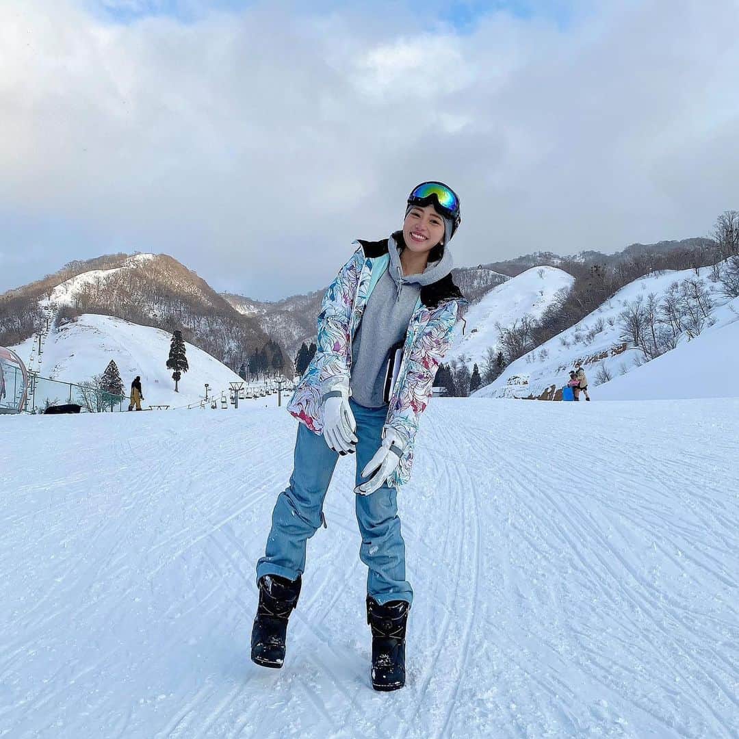 MANAMIのインスタグラム：「. 撮影で2回目のスノボーいってきた⛄️❄️」
