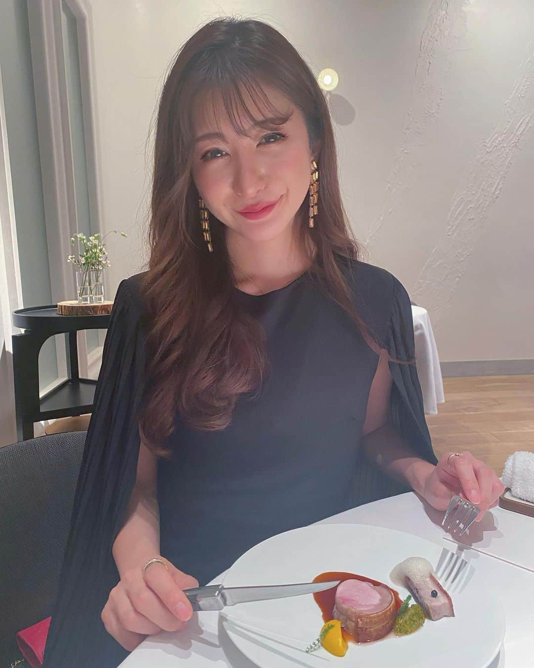 中村江莉香さんのインスタグラム写真 - (中村江莉香Instagram)「#lacime #大阪 🍷🍽 めちゃめちゃ行きたかったお店🍒 もうね...どのお皿もあっぱれです✨可愛くて美味しくて楽しくてワクワクするよ🥰💋 #高田裕介シェフ も気さくな方で、更にファンになりました☺️✨ #シャンパーニュ セレクトもうっとり🤤🍾 大満足な夜でした👑  ootd // #andyoudressingroom  ドレスは前回もご紹介した @andyoudressingroom #レンタルドレス 様です👗東京からセレクト、そしてオーダーして、大阪で受け取って返却するだけ🥻🥼👚なんと便利な世の中〜🥰‼︎‼︎ 是非チェック👍ブックマークも忘れずに🔖  マスクは @forget_m_n 新作です✨ 2/14 発売開始します🤍🤍🤍 チェックーーー😷😷😷 #ラシーム #大阪といえば #ミシュラン二つ星 #ミシュラン大阪 #日本一のシェフ #フレンチ #コース料理 #おすすめ店 #ディナー #大阪ディナー #アンドユードレッシングルーム #レンタルドレス #マスク販売中 #アパレルオーナー #アパレルプロデュース #米江莉香 #米屋 #米農家 #大阪出張 #大阪ご飯 #関西ナンバーワン #関西グルメ #大人女子 #大人女子会 #シャンパン好きな人と繋がりたい」2月11日 18時07分 - erica_nakamura