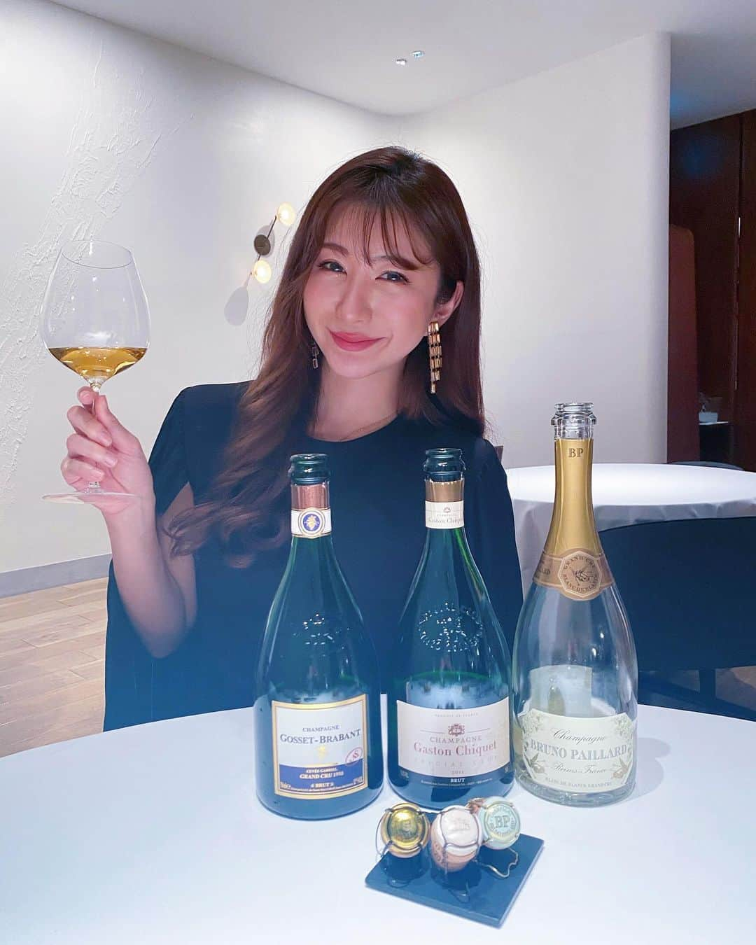 中村江莉香さんのインスタグラム写真 - (中村江莉香Instagram)「#lacime #大阪 🍷🍽 めちゃめちゃ行きたかったお店🍒 もうね...どのお皿もあっぱれです✨可愛くて美味しくて楽しくてワクワクするよ🥰💋 #高田裕介シェフ も気さくな方で、更にファンになりました☺️✨ #シャンパーニュ セレクトもうっとり🤤🍾 大満足な夜でした👑  ootd // #andyoudressingroom  ドレスは前回もご紹介した @andyoudressingroom #レンタルドレス 様です👗東京からセレクト、そしてオーダーして、大阪で受け取って返却するだけ🥻🥼👚なんと便利な世の中〜🥰‼︎‼︎ 是非チェック👍ブックマークも忘れずに🔖  マスクは @forget_m_n 新作です✨ 2/14 発売開始します🤍🤍🤍 チェックーーー😷😷😷 #ラシーム #大阪といえば #ミシュラン二つ星 #ミシュラン大阪 #日本一のシェフ #フレンチ #コース料理 #おすすめ店 #ディナー #大阪ディナー #アンドユードレッシングルーム #レンタルドレス #マスク販売中 #アパレルオーナー #アパレルプロデュース #米江莉香 #米屋 #米農家 #大阪出張 #大阪ご飯 #関西ナンバーワン #関西グルメ #大人女子 #大人女子会 #シャンパン好きな人と繋がりたい」2月11日 18時07分 - erica_nakamura