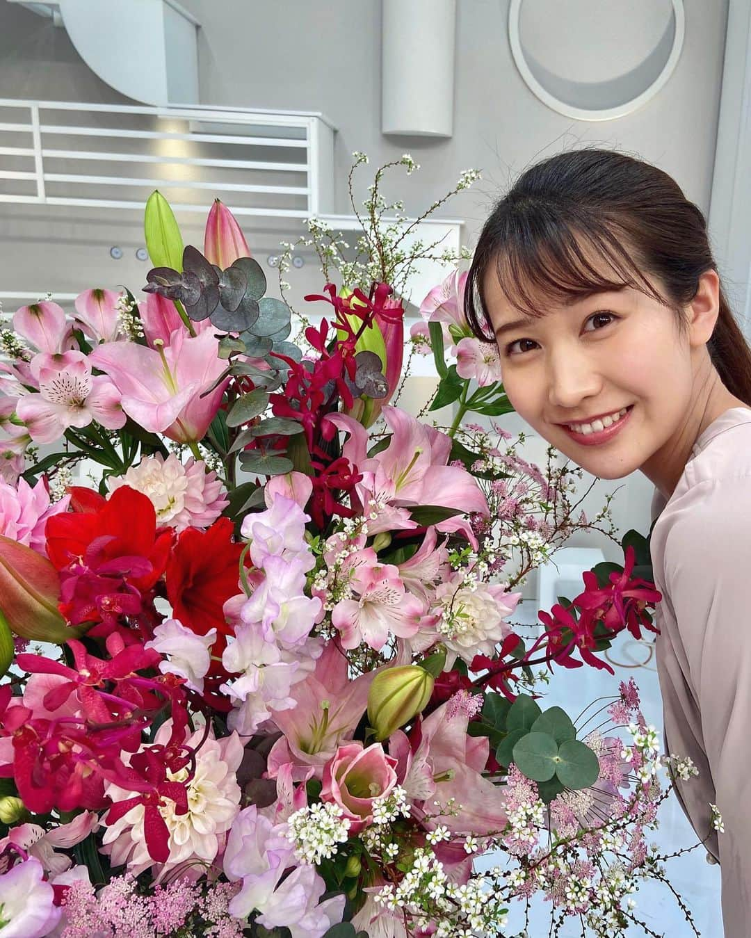 島津咲苗さんのインスタグラム写真 - (島津咲苗Instagram)「アップ!スタジオのお花はバレンタイン仕様です♡ピンクのユリも、雪柳も、可愛い！いつもありがとうございます✨ . . . @posy_fleur_atelier  #フラワーアレンジメント #花 #百合 #ゆり #いい香り #花のある暮らし #はなすたぐらむ #花すたぐらむ #メーテレ #アップ #島津咲苗 #valentine #happyvalentinesday」2月11日 18時08分 - sanae_shimazu