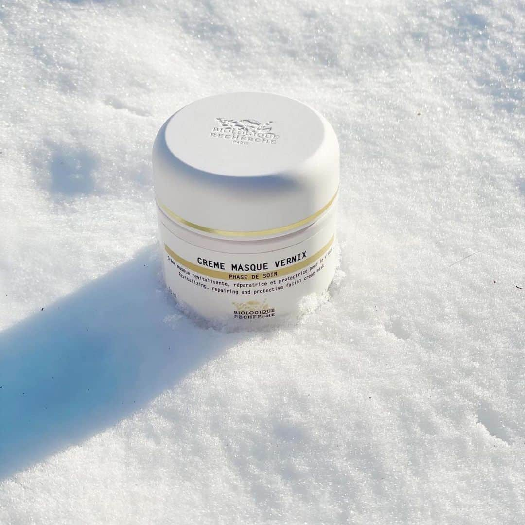 Biologique Rechercheさんのインスタグラム写真 - (Biologique RechercheInstagram)「Ett tips från din Biologique Recherche-klinik i Malmö: @kramhudvardsstudio - Minusgrader och bitande kyla i Skåne. ❄️☀️  Creme Masque Vernix Vårt bästa tips för att bevara fukten i huden och för att skydda den lipida hinnan när det är riktigt kallt.  Oftast sover vi med Creme Masque Vernix men på kalla vinterdagar är den fantastisk att blanda med sin dagcreme eller att använda ensam för dig som är extra torr och känslig.  Komplettera gärna med tex Serum Amniotique eller Serum Biosensible under.  Som en skyddande mantel för huden! ☁️ #biologiquerecherche #buildingbetterskin #crememasquevernix」2月11日 18時10分 - biologique_recherche_sverige