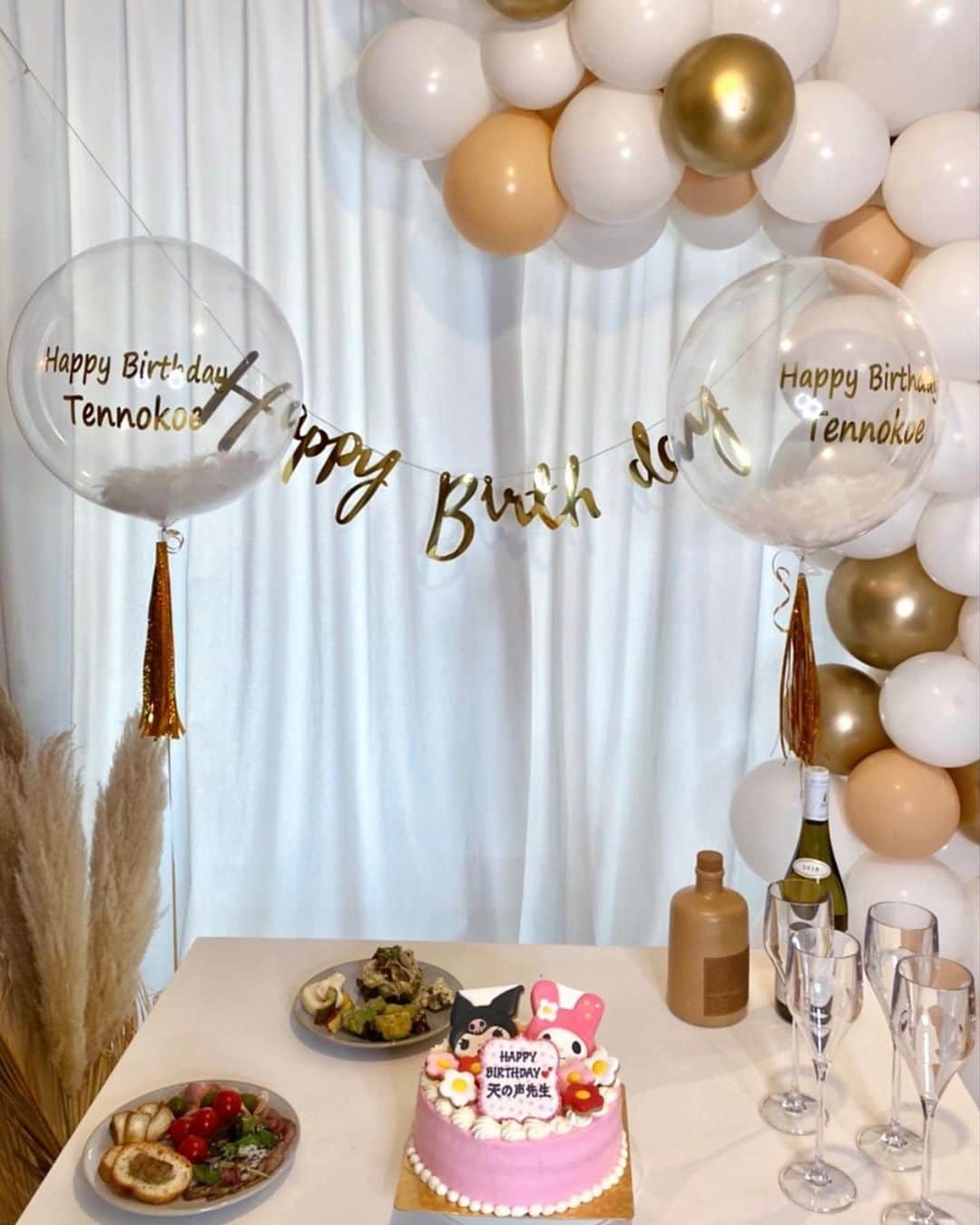 eiko kagamiのインスタグラム：「. 🎉ʜᴀᴘᴘʏ ʙɪʀᴛʜᴅᴀʏ!!🎉 . 先日の天の声先生のお誕生日会🎂✨ 大好きな天の声さんのサプライズにご一緒できて幸せでした😍 お客様への神対応と同じく、現場でも私たちへのフォローは本当に神対応で🥺🙏✨ 大人になって出会えた、大好きな方です♡ . 可愛すぎるマイメロちゃんケーキは 以前sandlessmoonのお祝いサプライズでもお願いした @cake.kuriu さんです😍🐰💕 今回もクオリティのこの高さ!!😭👏 . . 天の声せんせ♡ おめでとうございます😆🍾㊗️🎉🎈💖 . . . . #happybirthday  #天の声先生 #お誕生日会 #ホームパーティー #お誕生日ケーキ #オーダーケーキ #マイメロ#クロミ #バルーンもちゃんと #tennokoe😂🎈❣️」