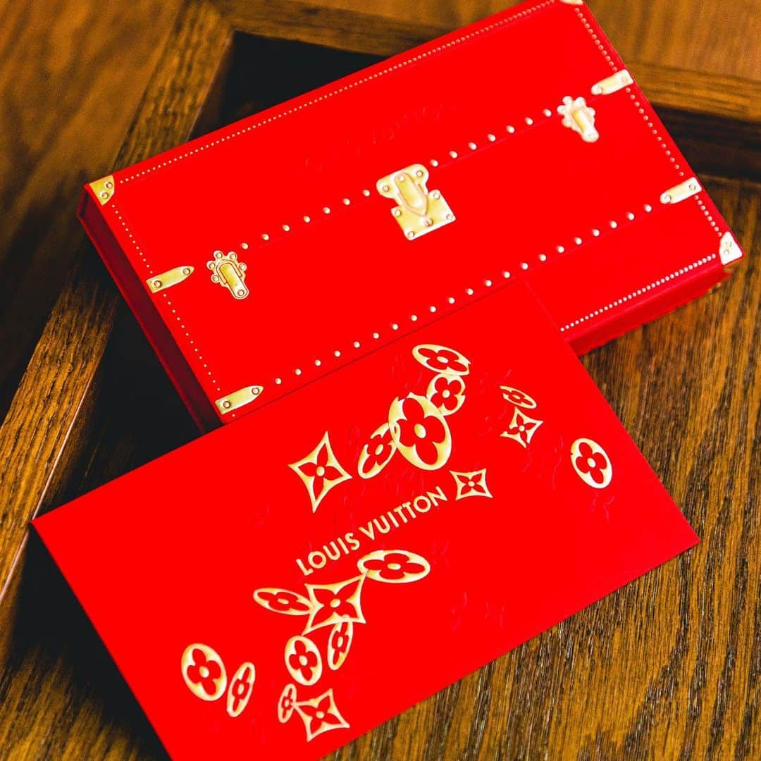 HYPEBEASTさんのインスタグラム写真 - (HYPEBEASTInstagram)「#hypeAF: As we lead up to the Lunar New Year, we’ve rounded up a selection of different red pocket designs celebrating the Year of the Ox from the likes of @louisvuitton, @hermes, @thenorthface, @hbx, @mcdonalds and more. Swipe to check it all out.⁠⠀ Photo: Heison Ho/HYPEBEAST」2月11日 18時11分 - hypebeast