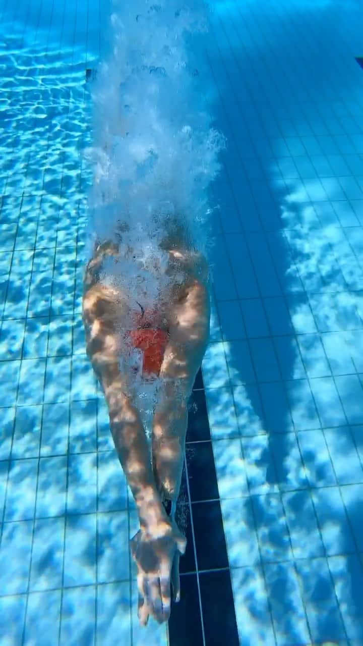 エミリー・シーボームのインスタグラム：「Trippy   @arenawaterinstinct @arenaaustralia @iswimleague @energystandard   #swimming #underwater #slomo #athlete #goldcoast #diving」