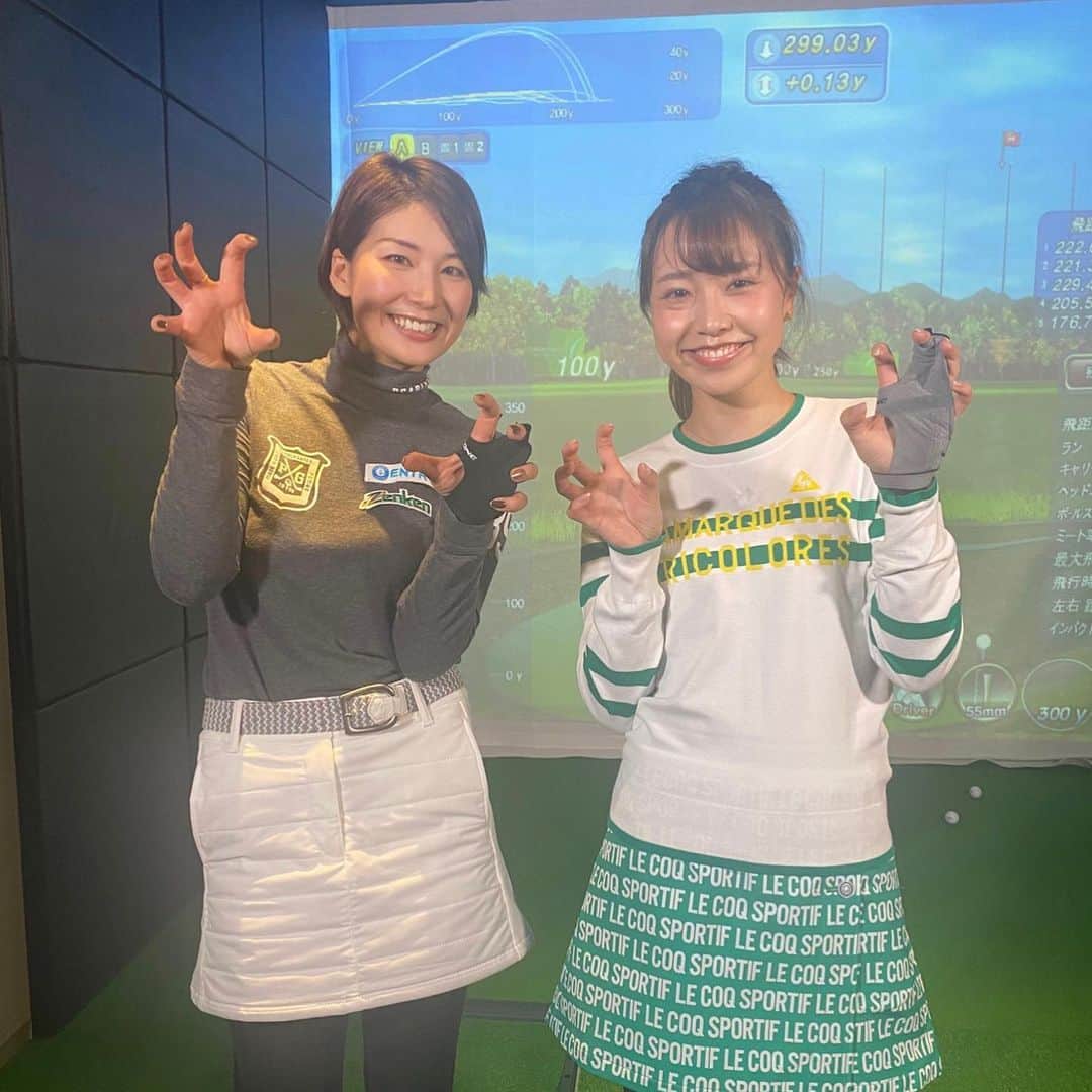 杉山美帆さんのインスタグラム写真 - (杉山美帆Instagram)「ゴルフダイジェストのチャンネルでライブ配信見てくれた方ありがとうございますー！😊🤲 久々のなのかちゃん🥺 @nanoka_hagiwara   2人ともゆきのさんがアメリカで見つけてきたグローブ付けてました😊 @theone.golfglove.jp   クノイチスタイル🤔✨  二枚目のポーズは分かるかな😂😂😂  #ゴルダイジェスト　#カーアンドゴルフフェア　#ゴルフ　#golf」2月11日 18時21分 - mih0_golf