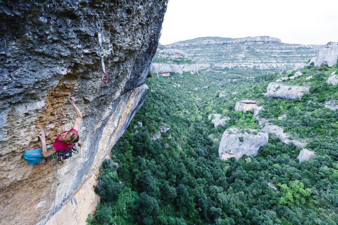 アンジェラ・アイターさんのインスタグラム写真 - (アンジェラ・アイターInstagram)「Rock climbing is a discretionary good and traveling part of it. Spain is one of my prefered area hosting a stunning mixture of rock and plenty of routes thanks to @dani_andrada_climb for instance. • The pic reminds me on my trip to Margalef some years ago. It’s worth another visit if traveling is allowed again. Have you ever been there? • 📸 @bernardo_gimenez // „Era Vella, 9a“ Siurana #verleihtflügel @ferienregionimst @lasportivagram @team_edelrid」2月11日 18時14分 - angyeiter