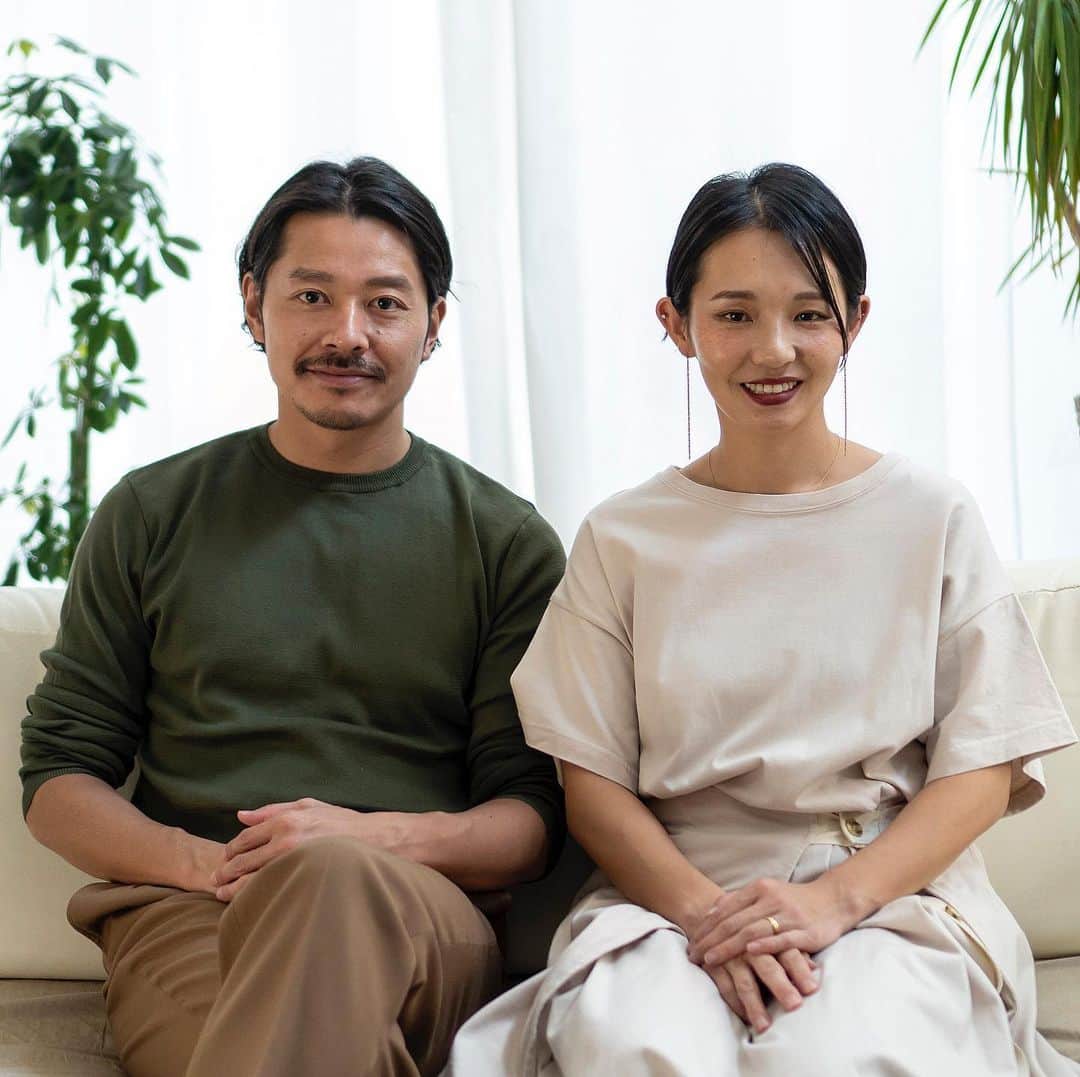 高田朋佳のインスタグラム：「I and my wife were featured in Singapore's web magazine @female_singapore in a special feature on “7 Couples On Their Passion For Fashion And The Secret To Romantic Bliss.” Thank you so much @cocopuffs @female_singapore   シンガポールのウェブマガジンで僕たち夫婦を取り上げて頂きました。 バレンタインデーを前にこういった企画があるのは海外ならではですかね？ なかなか夫婦で写真撮ることがないので良い記念になりました 笑  ———————————————————————— #femailmagazine #valentines #valentinesday  #dressstyle #elegantstyle #modernclassicstyle #newclassicstyle #fashion #mensfashion #mensdressstyle #suitsstyle #dapperstyle #takadachannel」