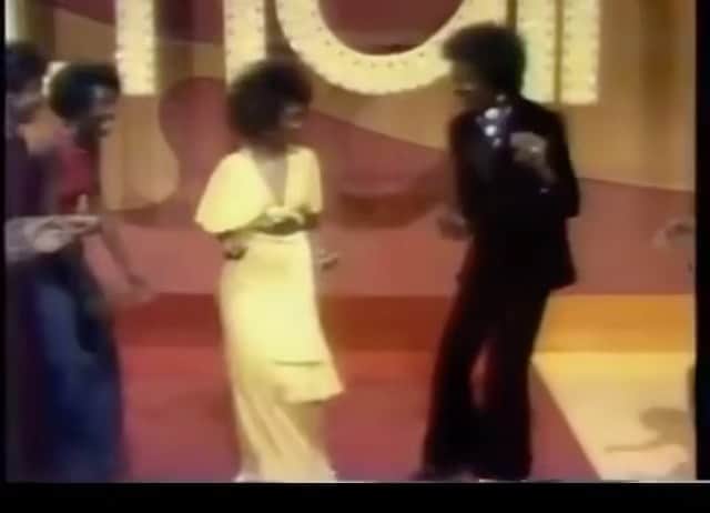 レスリー・ジョーンズのインスタグラム：「I’m gonna tell my grandkids this was Beyoncé and Jay Z! #ripmarywison #lovethis」