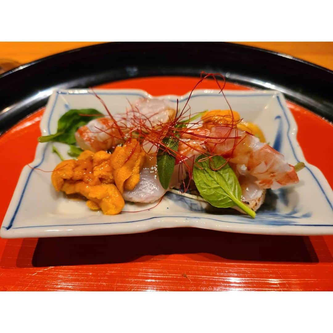 未來歩のインスタグラム：「昨日も桝田さん🙌 率高めです。  ずっーと御世話になってる桝田さん。  ミシュランをずっと取ってても。 お客様の年齢が高めだからかコロナ禍で予約取りやすくなってるからちょいちょいお邪魔してます☺️　  行きなれてるから落ち着く😁  いつも特別コースにしてくださる😃  そして、日本酒飲み過ぎて二日酔いです。 今回も沢山ありがとうございます🙇  #和食 #かに  #カラスミ #大阪グルメ #食べログ#桝田 #グルメ#大阪 #ミシュラン  #八寸#炊き込みご飯」