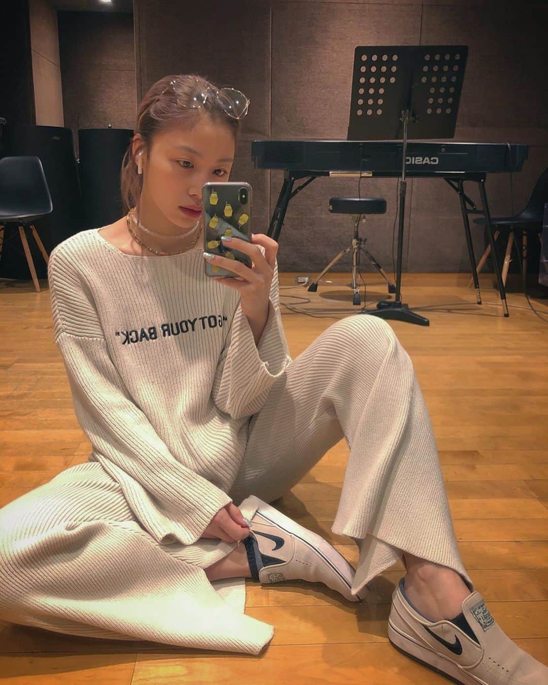 honoka のインスタグラム：「ほんまらくーな格好がすき🐫🧦」