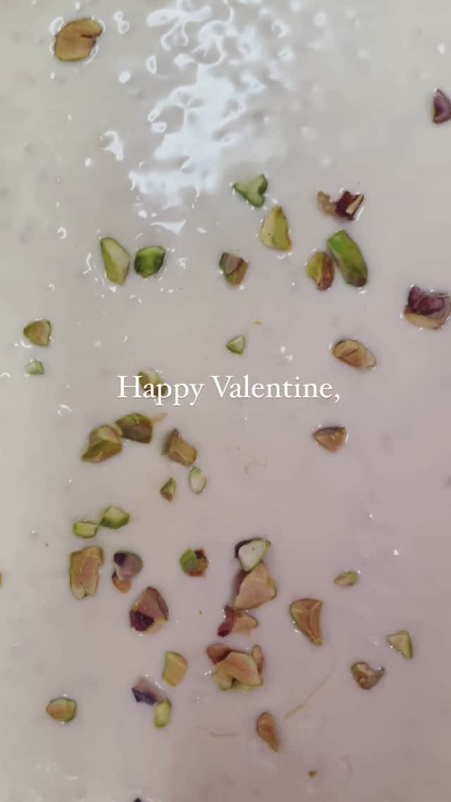 島野ミキのインスタグラム：「・  Happy Valentine❤︎ もうすぐバレンタイン💓 今日は娘 @ibuki_shimano とチョコ作り🍫😋 欲しい人🙋‍♀️？ 先着5名様まで！笑  #happy#バレンタイン#手作りチョコ#Valentine#happyvalentine#バレンタインレシピ#バレンタインチョコ#ホワイトチョコ#バレンタインデー#love」