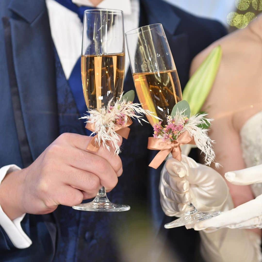 【公式】青山セントグレース大聖堂のインスタグラム：「♡Flower coordinate♡ . . 新郎新婦のシャンパングラスにお花をつけることで お写真がとっても華やかになります💓 . 小花やパンパス、グリーンがバランスよく散りばめられて とっても素敵なコーディネートですね✨✨ . . 是非ご参考になさってくださいませ💞  #ベストブライダル  #BESTBRIDAL #bb花嫁 #たくさんのLOVEを届けよう #結婚式#結婚 #プレ花嫁 #結婚式場 #カラードレス#お色直し #前撮り #青山セントグレース大聖堂 #表参道#青山 #セントグレース大聖堂 #たくLOVE#ブーケ #コーディネート #コロナウイルスが早く終息しますように」