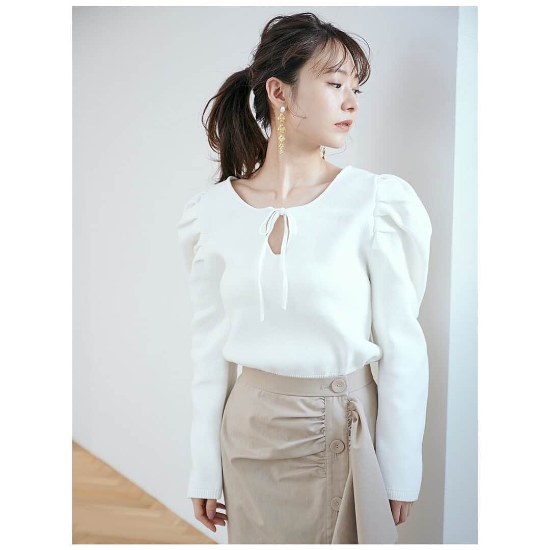 Cherie Monaのインスタグラム：「. -NEW SEASON- “2021 SPRING COMING”  ティアドロップリボンニット White/L.Purple/Blue ¥12,000+tax  ━━━━━━━━━━━ 【NOVELTY FAIR開催中】 税込￥15,000以上お買い上げのお客様に“レースマスク”プレゼント!! ※無くなり次第予告なく終了となる場合がございますので、予めご了承下さいませ。 ━━━━━━━━━━━  @cheriemona_official @mizuki_nishikawa_  #cheriemona #シェリーモナ #2021SS #newarrival」