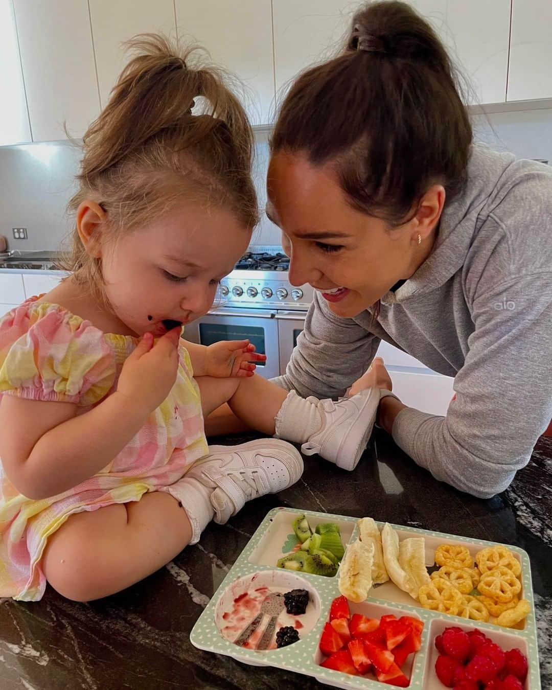 ケイラ・アイトサインズさんのインスタグラム写真 - (ケイラ・アイトサインズInstagram)「Every time Arna eats blackberries she gets it ALL over her face, it’s so cute!!! 😂 Each morning I cut up a mix of fruit and vegetables for Arna’s morning snack and she absolutely LOVES it. It is such a quick and easy snack to give her that is fresh and so healthy. She loves to watch me prepare her food and her favourite place to eat is on the bench next to me... I think it’s because she can try and grab it while I’m preparing it haha. 🤦‍♀️  #BBGcommunity I want to know, what are your go-to snacks you love to give your kids? 👇  #healthy #SweatChallenge #healthysnacks #BBG」2月11日 18時30分 - kayla_itsines