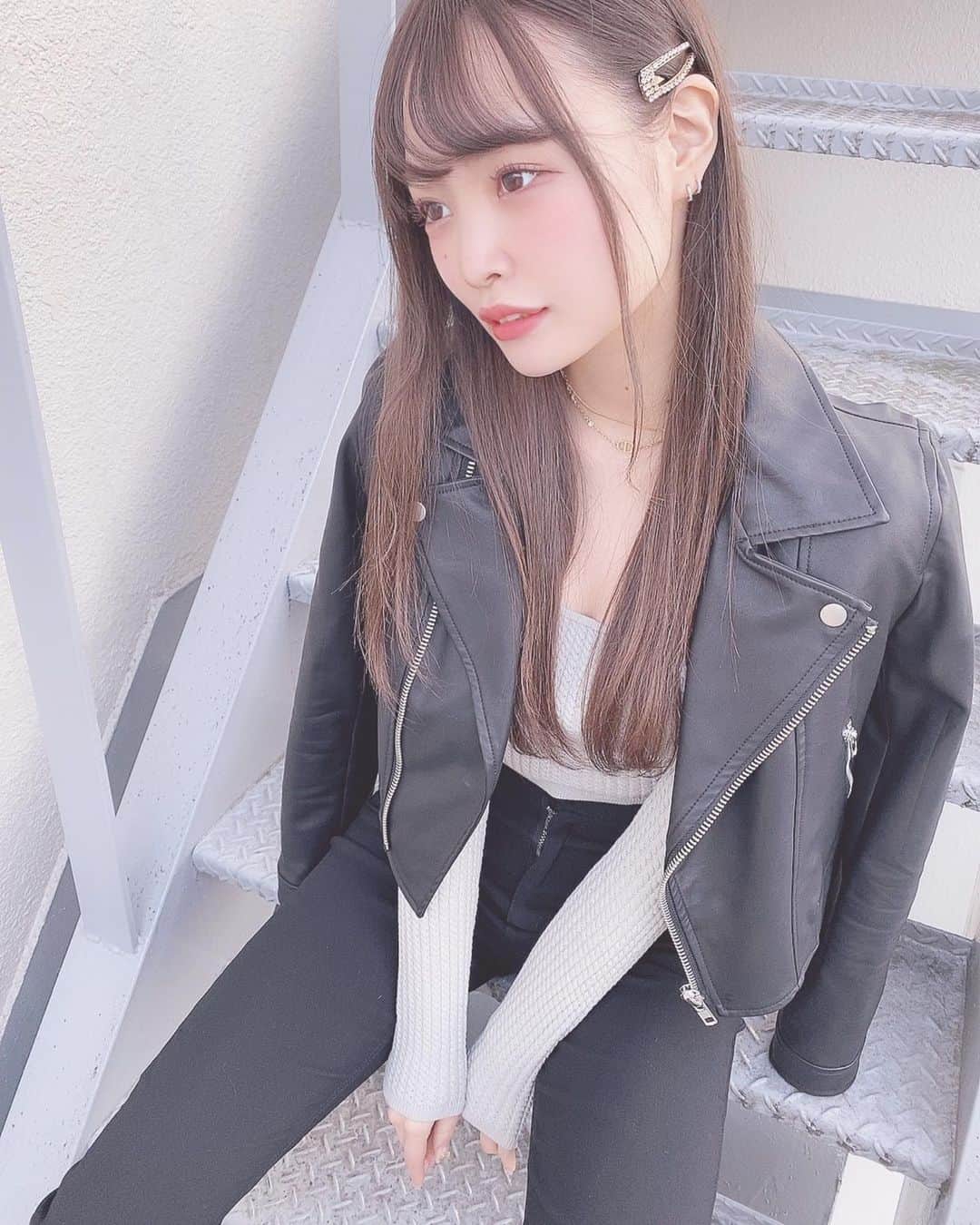 鳥海絢菜のインスタグラム：「・ 久しぶりに私服でも載せちゃったり🧸🤍 このパンツは足が綺麗に見えるからほんとオススメ♥ ・ outer  @eclin_official  tops  @meltthelady  pants  @grl_official  shoes  @prada  ・ #ootd #fashion #code #私服」