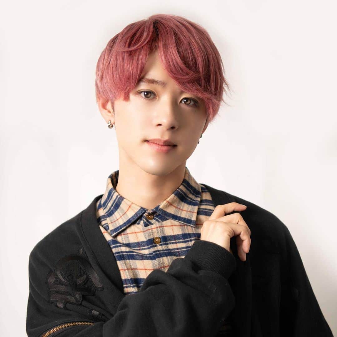 BUZZ-ER.のインスタグラム：「【BUZZ-ER.メンバー紹介】 ◆ CHIBA(@_kohei_chiba_ ) ◆ メンバーLIVE動画 #fancam  スワイプしてね→ → →  #buzz_er  #buzz_erchiba」