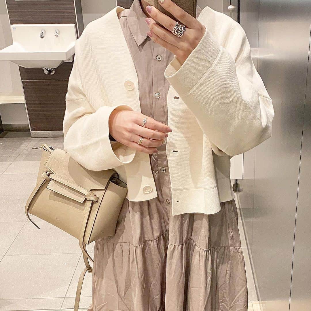 ryokoさんのインスタグラム写真 - (ryokoInstagram)「𝓃ℯ𝓌𝒾𝓃𓂅 @cotorica.official  ↪︎ティアードシャツワンピース めっちゃ春っぽい🌼 春に向けて一枚は欲しいシャツワンピ。 パーカー合わせしたりベスト合わせも可愛いだろうな〜と妄想中♡あたたかくなったら一枚で着たいな☀︎ 色んな着回しができるのと季節問わず長く着れるところも良い👌🏻 @zozotown で¥1,500クーポン出てるのでチェックしてみてね☑︎ ． ． #COTORICA #コトリカ #シャツワンピース #locari #zozotown #celine #uniqlo #nike #nikeairmax #ナイキ #ユニクロ #プチプラコーデ #スニーカーコーデ #スニーカー女子 #春コーデ #ママコーデ」2月11日 18時30分 - ry.0123