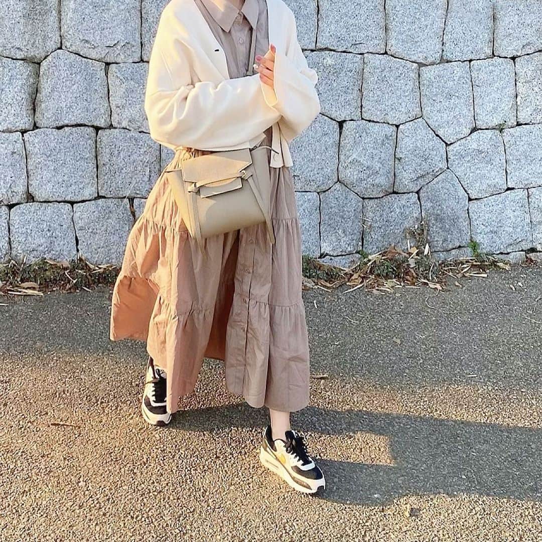 ryokoさんのインスタグラム写真 - (ryokoInstagram)「𝓃ℯ𝓌𝒾𝓃𓂅 @cotorica.official  ↪︎ティアードシャツワンピース めっちゃ春っぽい🌼 春に向けて一枚は欲しいシャツワンピ。 パーカー合わせしたりベスト合わせも可愛いだろうな〜と妄想中♡あたたかくなったら一枚で着たいな☀︎ 色んな着回しができるのと季節問わず長く着れるところも良い👌🏻 @zozotown で¥1,500クーポン出てるのでチェックしてみてね☑︎ ． ． #COTORICA #コトリカ #シャツワンピース #locari #zozotown #celine #uniqlo #nike #nikeairmax #ナイキ #ユニクロ #プチプラコーデ #スニーカーコーデ #スニーカー女子 #春コーデ #ママコーデ」2月11日 18時30分 - ry.0123