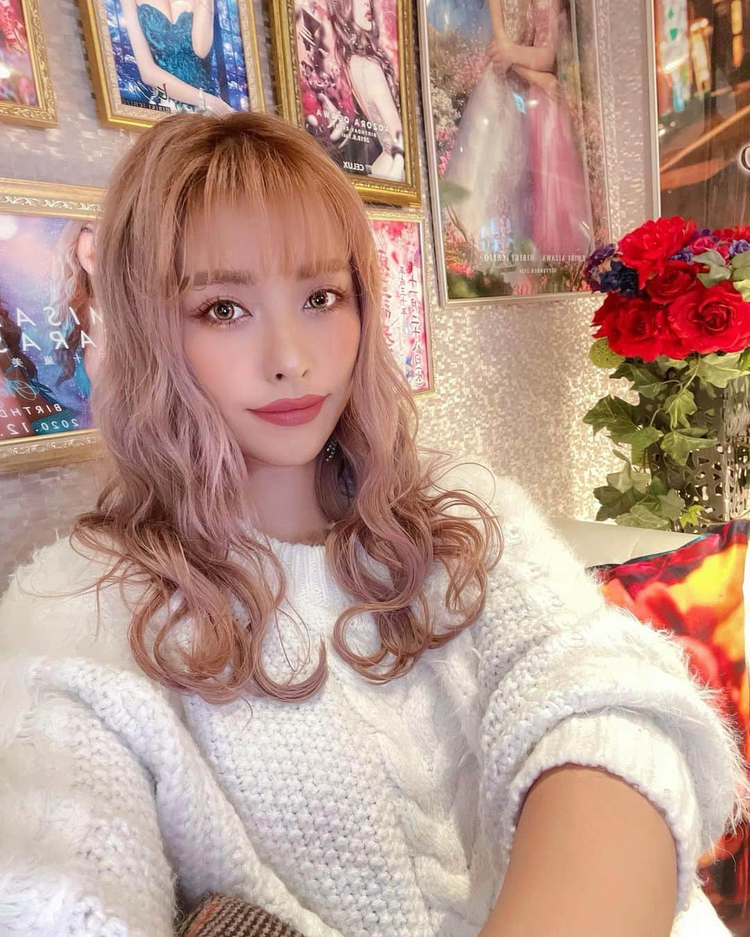 NAHOさんのインスタグラム写真 - (NAHOInstagram)「🌹CYBERJAPANオフィシャルグッズ🌹 . 仮想キャバクラ🌹 ✨『CYBERJAPAN -THE CLUB-』✨ 1週間の期間限定受注販売です🔥 もおGETしてくれたかな？❤️ 既にご指名してくれた皆様本当にありがとう💋 . ※本日2/11(木)23:59までだよ‼️‼️ これを逃したらもう一生手にする事が出来ないので‼️🥺 まだの方も今から駆け込みご指名お待ちしてます☺︎🌈🐾 . . 裏面にはなちの直筆サイン、メッセージ、ご指名いただいた方のお名前(もしくはあだ名w)を書いてお届けします🎁💕 . . 高級感溢れるプラスティックの名刺になってるよ♡ おうちに飾ってもらったり、お財布に御守り代わりに入れてもらったり♡ 心を込めてメッセージ書かせて頂すので大切にしてくれたら嬉しいです💕 . . dress: @ryuyu_dressshop  . #cyberjapan #cjd_naho #cyberjapandancers #japanesegirl #dress #サイバージャパンダンサーズ #サイバージャパン #オフィシャルグッツ #キャバ嬢名刺 #キャバ嬢 #高級名刺 #CYBERJAPANTHECLUB」2月11日 18時23分 - naho25__kai_noa