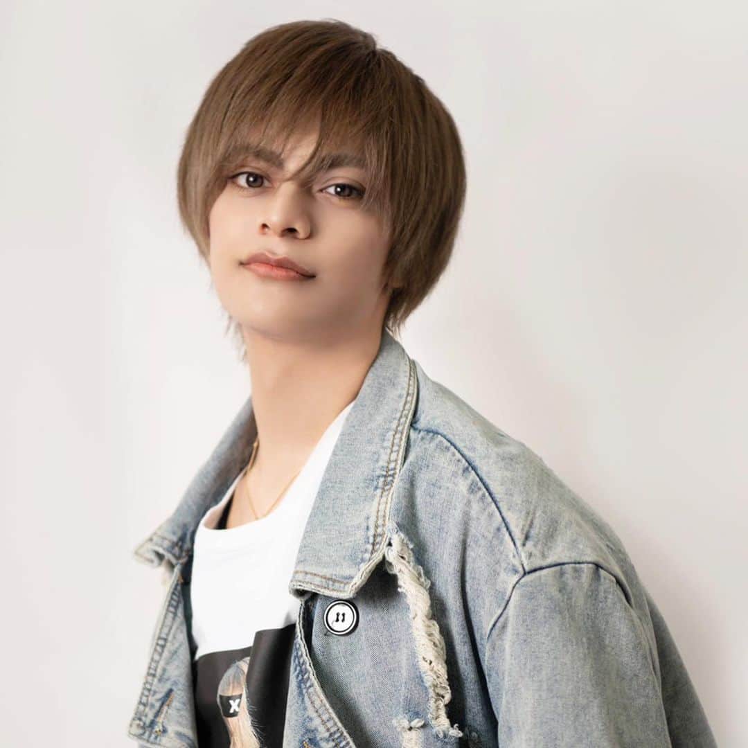BUZZ-ER.のインスタグラム：「【BUZZ-ER.メンバー紹介】  ◆ SHALF(@shalf527 ) ◆ メンバーLIVE動画 #fancam  スワイプしてね→ → →  #BUZZ_ER #buzz_ershalf」