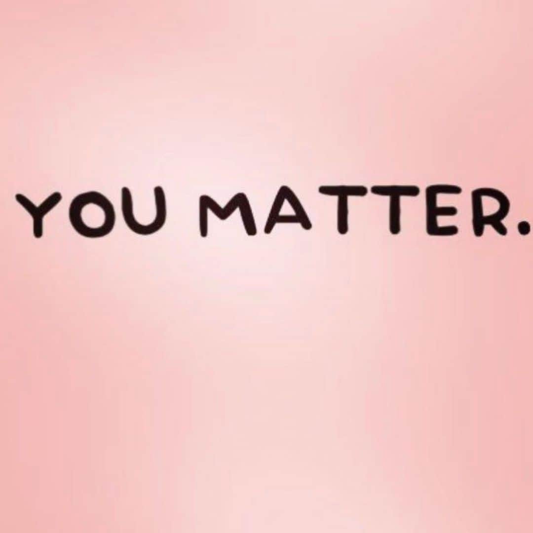 エリザベス・バークレーのインスタグラム：「Just in case you needed to hear that today 💖💖💖💖」