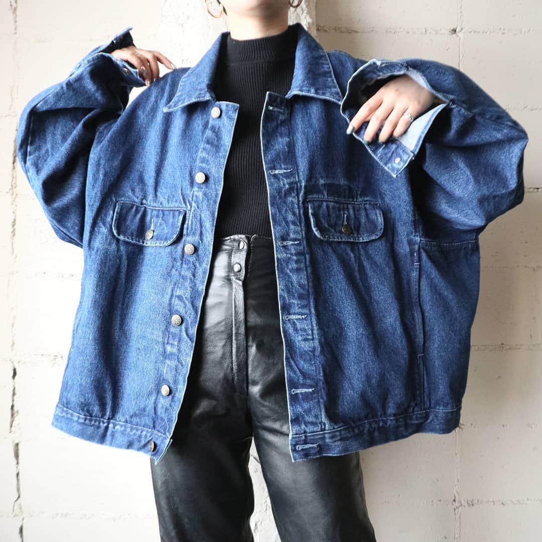 吉祥寺 古着屋 Orfeoのインスタグラム：「. Big Denim Jacket  #orfeo #kichijoji #tokyo #vintage #used #fashion #coordinate #outfit . . .  お問い合わせはインスタグラムのプロフィール掲載のメールアドレスにお願いいたします。コメント、DMでのお問い合わせは受け付けておりませんのでご了承ください。 ONLINE SHOPの商品も店頭にてご購入頂けます。気になる商品がございましたらスタッフにお声掛けください。 . 新型コロナウィルス感染症予防対策を徹底して営業しております。 ご来店の際はマスク着用、手指消毒にご協力ください。」