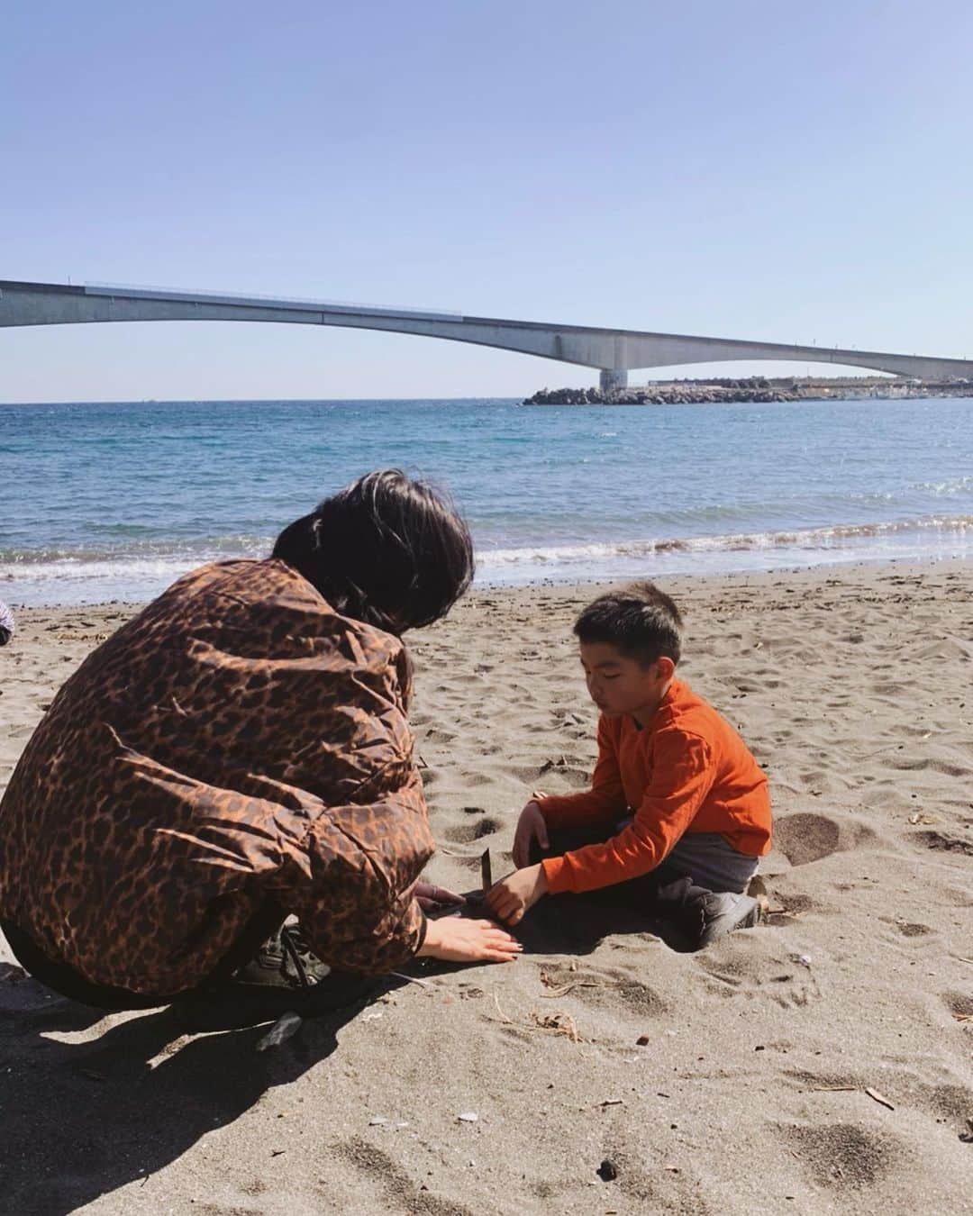 紗羅マリーさんのインスタグラム写真 - (紗羅マリーInstagram)「早起きして🐚  カラダも心も喜ぶ場所は、 言葉を交わさなくても 幸せな時間になる🥰🤍  4人結構無言で楽しんだ今日の海と温泉🧖🏻‍♀️ しぁーせだ」2月11日 18時27分 - saramary12