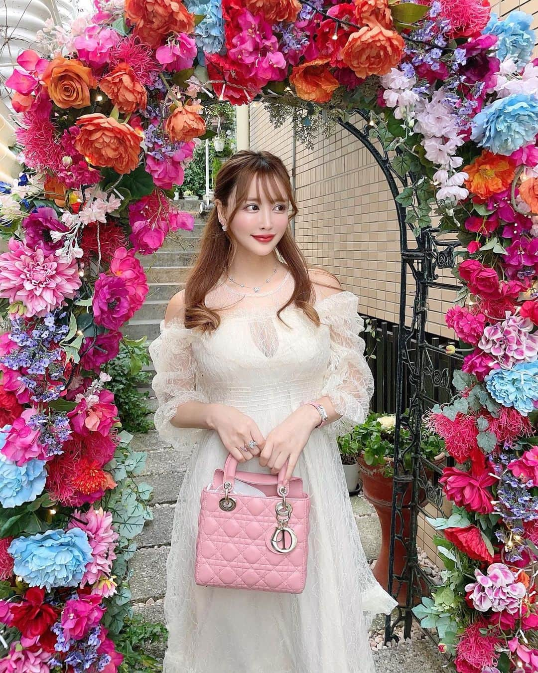 蘭子さんのインスタグラム写真 - (蘭子Instagram)「【ラブレー代官山🌸】 . 皆さんそれぞれの良き休日をお過ごしでしょうか‪(*ˊᵕˋ* ) 私はマッサージ行ってのんびり過ごしてます🧚‍♂️ . 写真は先日ラブレーでランチした時の💓🍚🍴⑅*॰ॱ 入口からお花の門(?)がお出迎えしてくれて華やか😍 . ワンコ店内OKで可愛くて美味しい貴重なお店🌷 デザートワゴンからデザート選べるのも嬉しいです❤️ . マスク突っ込んで鞄が半開きな所← . 以上です𖠋𖠋𖠋← . 帰ったら七つの大罪読んで、ブリジャートン家見よっと«٩(*´ ꒳ `*)۶»ﾜｸﾜｸ 皆はなにかオススメの漫画かNetflixある？😍 . . . . . . #代官山グルメ#代官山#恵比寿#表参道#代官山カフェ#代官山ランチ#恵比寿グルメ #渋谷カフェ#アフタヌーンティー#アフタヌーンティー巡り#東京カフェ #恵比寿カフェ#銀座ランチ#今日のコーデ#代官山カフェ#表参道カフェ#女子会コーデ#おしゃれさんと繋がりたい#おしゃれな人と繋がりたい#カフェ巡り#カフェ好きな人と繋がりたい#カフェ部#フォトジェニックスイーツ#フォトジェニックスポット#カメラ部#グルメ#グルメ部#グルメ好きな人と繋がりたい#映えスポット#ワンピースコーデ#ディオールバッグ」2月11日 18時27分 - xx_ranko_xx