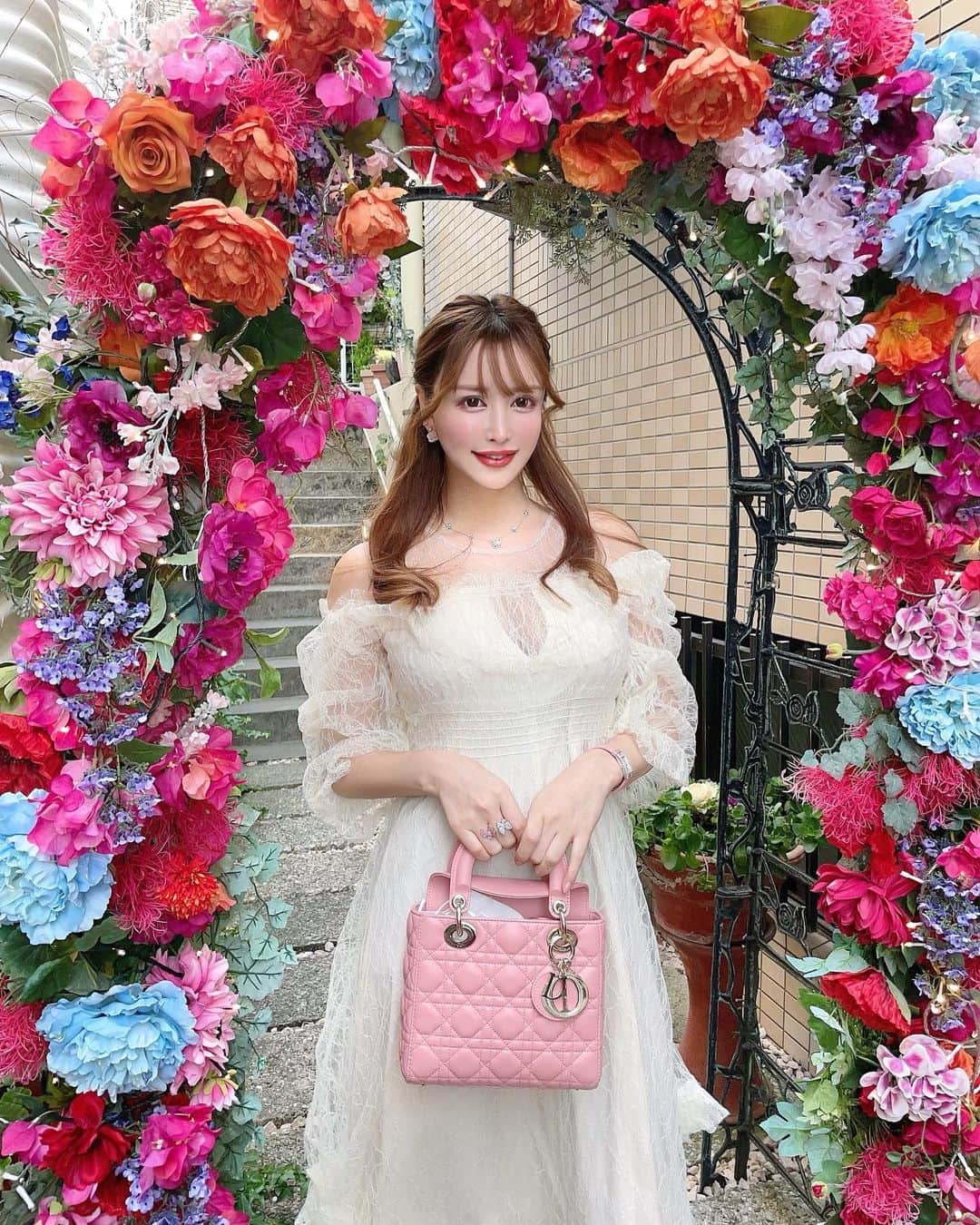 蘭子のインスタグラム：「【ラブレー代官山🌸】 . 皆さんそれぞれの良き休日をお過ごしでしょうか‪(*ˊᵕˋ* ) 私はマッサージ行ってのんびり過ごしてます🧚‍♂️ . 写真は先日ラブレーでランチした時の💓🍚🍴⑅*॰ॱ 入口からお花の門(?)がお出迎えしてくれて華やか😍 . ワンコ店内OKで可愛くて美味しい貴重なお店🌷 デザートワゴンからデザート選べるのも嬉しいです❤️ . マスク突っ込んで鞄が半開きな所← . 以上です𖠋𖠋𖠋← . 帰ったら七つの大罪読んで、ブリジャートン家見よっと«٩(*´ ꒳ `*)۶»ﾜｸﾜｸ 皆はなにかオススメの漫画かNetflixある？😍 . . . . . . #代官山グルメ#代官山#恵比寿#表参道#代官山カフェ#代官山ランチ#恵比寿グルメ #渋谷カフェ#アフタヌーンティー#アフタヌーンティー巡り#東京カフェ #恵比寿カフェ#銀座ランチ#今日のコーデ#代官山カフェ#表参道カフェ#女子会コーデ#おしゃれさんと繋がりたい#おしゃれな人と繋がりたい#カフェ巡り#カフェ好きな人と繋がりたい#カフェ部#フォトジェニックスイーツ#フォトジェニックスポット#カメラ部#グルメ#グルメ部#グルメ好きな人と繋がりたい#映えスポット#ワンピースコーデ#ディオールバッグ」
