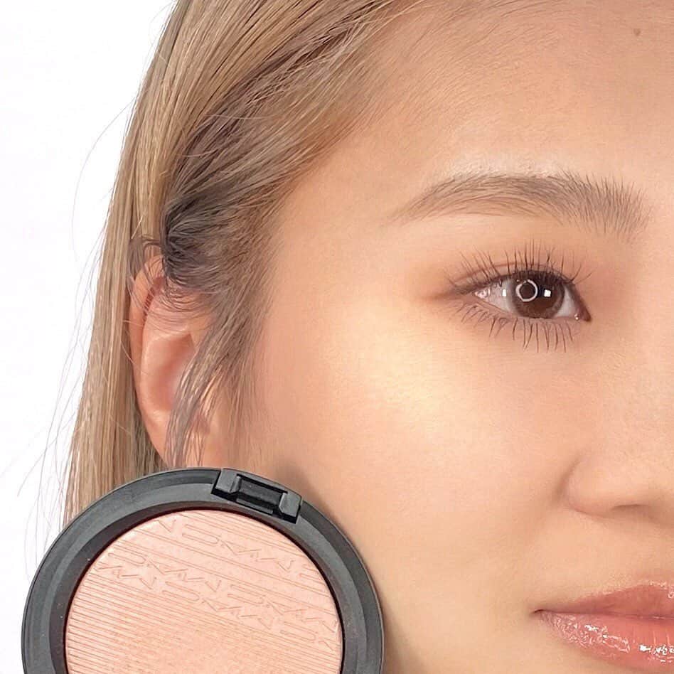 M∙A∙C Cosmetics Japanのインスタグラム：「軽くシルキーなつけ心地で肌に艶を与えるエクストラ ディメンション スキンフィニッシュに新色が仲間入り💕 スワイプして、人気色とのつけ比べをチェック👉✨ ㅤ ■エクストラ ディメンション スキンフィニッシュ/ 画像1枚目: 🆕アイスド アプリコット（ピーチ） 画像2枚目: 🆕ペタリック メタリック（ローズ） 画像3枚目: ダブル グリーム（ベージュ＆シルバー） 画像4枚目: ショー ゴールド（ピーチ＆ピンク）」