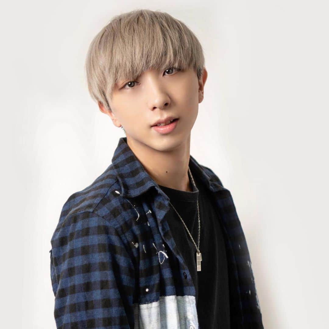 BUZZ-ER.のインスタグラム：「【BUZZ-ER.メンバー紹介】  ◆ SHUN(@_shp1_ ) ◆ メンバーLIVE動画 #fancam  スワイプしてね→ → →  #buzz_er  #buzz_ershun」