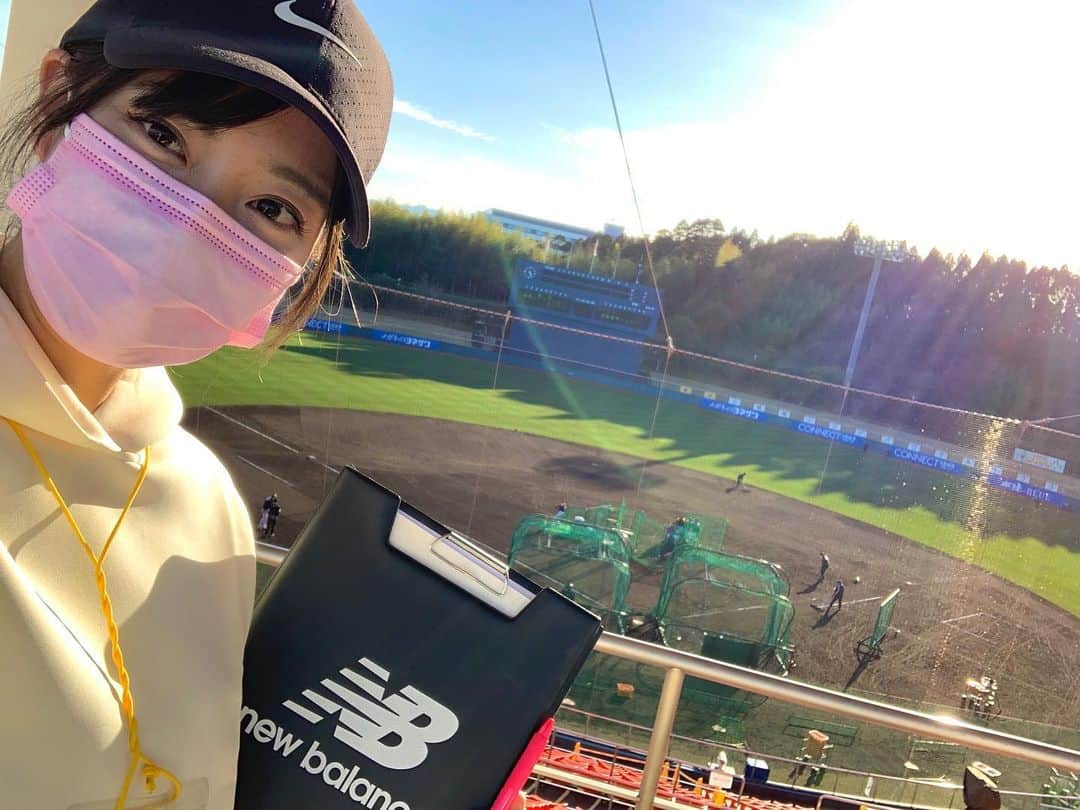 上杉あずさのインスタグラム：「. #福岡ソフトバンクホークス #宮崎春季キャンプ 🌴⚾️ 大変なご時世ですが、取材で行くことが出来ました！！ 今キャンプは史上初の無観客開催ということで、ファンの皆さんも選手たちも寂しさを感じています。報道陣もかなりの制限がある中、そして全員PCR検査と感染対策を徹底した中、取材活動が行われています。  私も今年は半分諦めていましたが、有難くも執筆依頼を頂き、取材に来ることが出来ました。 昨年からちょうど1年ほど、コロナ禍で思うような取材が出来なくてもどかしかった分、感謝の気持ちを大切に一生懸命取材しようと思い挑みました。  直接、選手の声を聞くことは限りなく例年より少ないのですが、見て感じることもたくさん。姿を見て、いろんな想いが伝わってきました。まさに"思いやり取材"をすべき時なんだと感じます。日頃の取り組みやキャラクターを踏まえて、今どんなことを思いながら取り組んでいるのかなと感じて思い馳せる…的な。 とにかく日々、胸が熱くて痛くて｢心の中のガンバレ｣が漏れてきちゃう感じでした。  オンラインで数人の選手にお話を伺える機会があったんですが、宮崎にいるのに対面で話が出来ない悲しさがある一方、オンライン取材は一人時間に一対一で向き合って話が出来る分、本音をポロッと話してくれる選手もいたりと…とにかく胸打たれるほど、頑張っていました。この姿は必ず、私の関わる様々な媒体でお伝えしたいと思います。  現場に来ると私も胸の中にしまっていた想いが滾るというか。やっぱり野球の現場、ホークスの現場、スポーツに関わるという夢だった仕事に、どんなときも食らいついて頑張り続けようと改めて思いました。 簡単に手放してはいけない。辞めるのはいつでも出来る。戦い続けようと思わせてくれる現場です。2日間の取材でヘトヘトなんですが、毎日頑張ってる選手たちや丸1ヶ月取材する諸先輩方を思うと、クヨクヨヘロヘロになんかなってられません！頑張ろうという活力を貰います。 宮崎2日間、ありがとうございました！  #miyazaki #springcamp #baseball #training #sbhawks #softbankhawks #宮崎 #宮崎キャンプ #キャンプ取材 #鷹番 #ホークス #nike #newbalance #newbalanceのバインダーはサガントストリームの #使いやすくて持ってきちゃった #キャップはNIKEだけど #パスはねじねじだけど #バッグはポクチンだけど #😘」