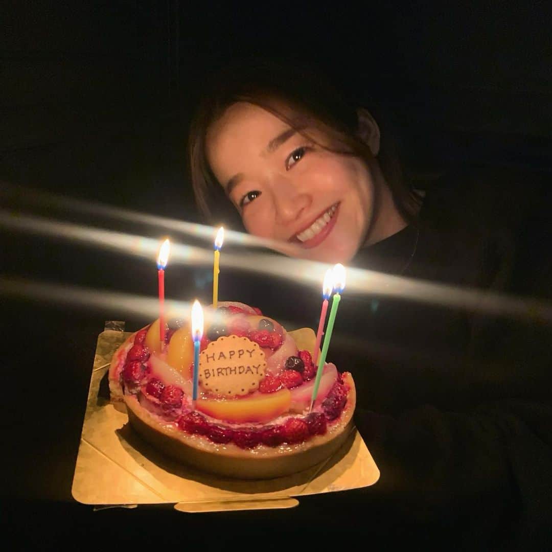 猪鼻ちひろのインスタグラム：「🥰 すんごく幸せな一週間。  大切なひとのあったかい言葉や行動が じんわり心の中に満ち溢れて おうちで涙が出そうになるときがあるよ😂  自分も周りのみんなも 愛と笑顔がいっぱいで 健康で幸せな一年になりますように。 らーーーぶーーーーーーーーーー❣️ #2月12日 #イブもイブイブもイブイブイブも #ケーキ食べた #美味しすぎる #幸せの代償として #顎に巨大なニキビ #授かりました #痛くて何しても出てこないやつ #皮膚科予約←現実」