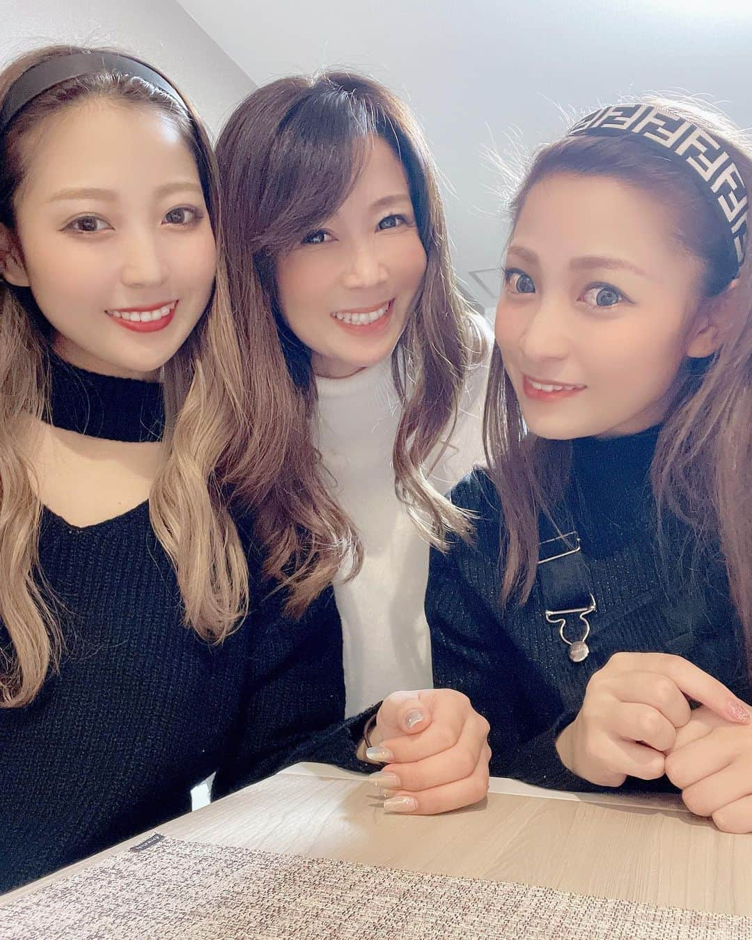 大矢ひな（ヒナ）さんのインスタグラム写真 - (大矢ひな（ヒナ）Instagram)「． 👯‍♀️姉妹👯‍♀️ 今度全く同じ化粧してみよう🤔 ． ． ． #sister#twins#mam#family」2月11日 23時58分 - hinao_817