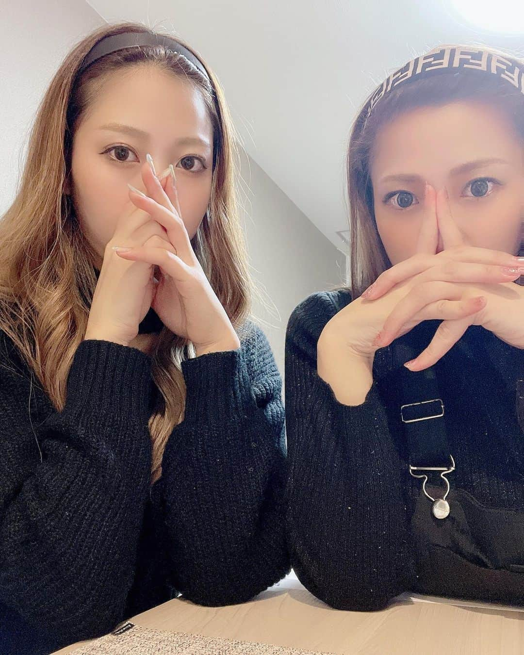 大矢ひな（ヒナ）さんのインスタグラム写真 - (大矢ひな（ヒナ）Instagram)「． 👯‍♀️姉妹👯‍♀️ 今度全く同じ化粧してみよう🤔 ． ． ． #sister#twins#mam#family」2月11日 23時58分 - hinao_817