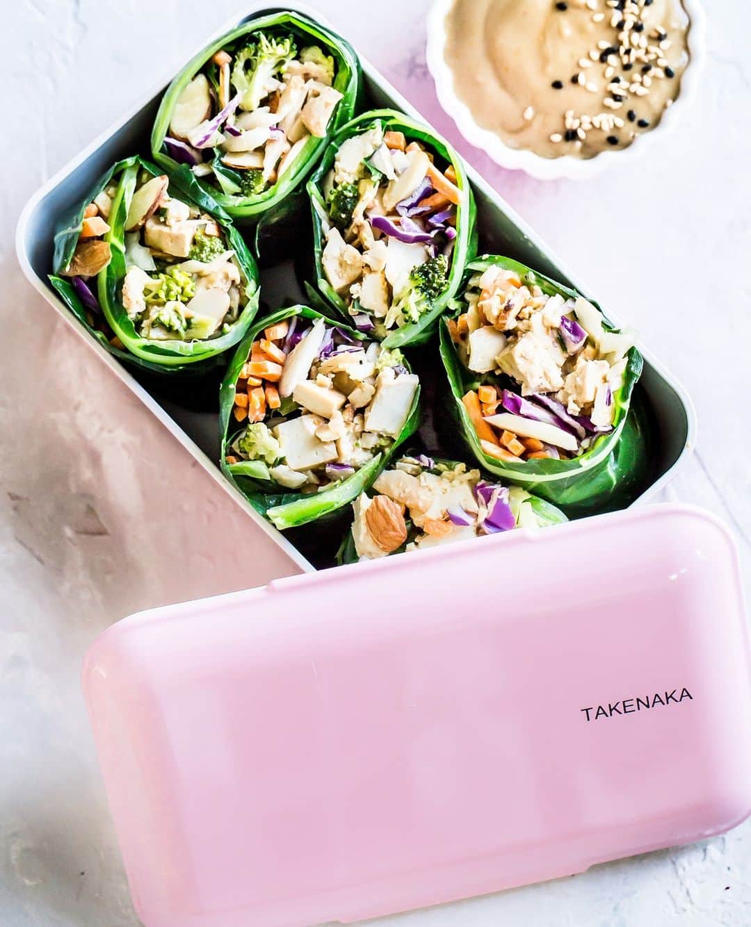 TAKENAKA BENTO BOXのインスタグラム：「Sesame Ginger Tofu Collard Wraps by the talented @healthylittlevittles🌸⁠ ⁠ Check out the recipe in our INTO THE BOX blog! ⁠ Link in bio🌿  #ShowYourTakenakaBento」