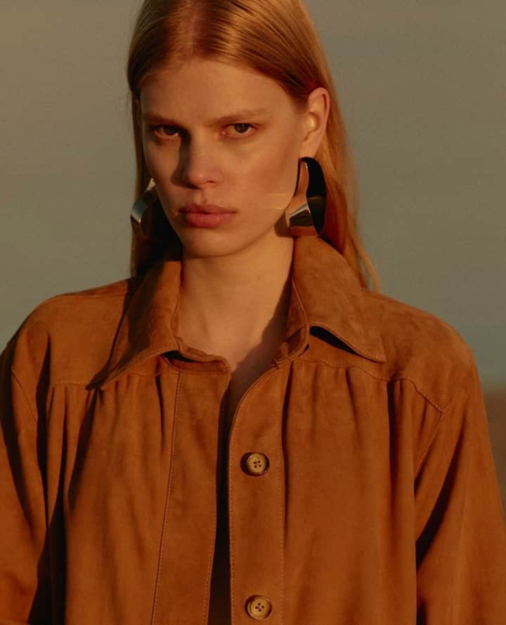 デイビルゲールエミッケルセンのインスタグラム：「Suede shacket for in-between seasons in an essential.⁠ ⁠ #DAYbirgeretmikkelsen」
