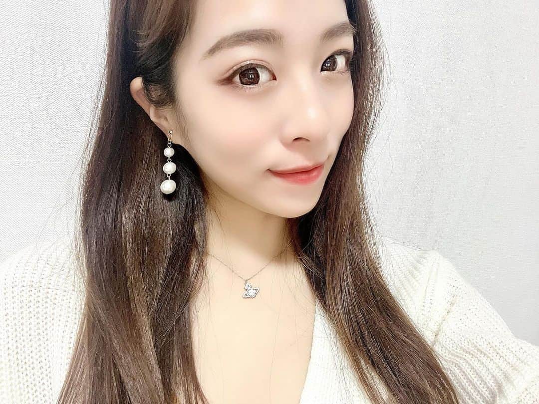 絹野志朋のインスタグラム：「. 身に付けるアクセサリー類は シンプルで、且つ上品なものが好き…♡  @_parr_coreopsis_ さんの ピアス / イヤリングやイヤーカフは すべて手作りされていて シンプルなのにお洒落なデザインなので とってもお気に入りです💍✨  本日【2月11日】までバレンタイン企画で 2個購入すると1個が半額になる キャンペーンを行っているそうなので 気になる方は是非自分へのご褒美に…🥰  check☞ @_parr_coreopsis_   パールとゴールドの組み合わせが 大好きすぎて、似てるの付けがち🤭💕 . . #ハンドメイドアクセサリー  #ハンドメイドピアス #ハンドメイドアクセ  #ハンドメイドイヤリング」