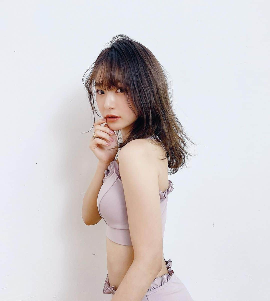 西川瑞希（みずきてぃ）さんのインスタグラム写真 - (西川瑞希（みずきてぃ）Instagram)「【フィットネスウェア登場】ひとつ前の記事の色違い☺︎今回出すものは全て内蔵型のパットをつけているので、そのままご着用していただけます！  発売日は2月16日18:00〜💕(2型 各2色展開) @cheriemona_official  スポーティになりやすいフィットネスウェアですがCherie Monaらしく"女性らしく着れる"をとことん追求して形や、色味にこだわりました。  こちらは胸元とウエストに小さいふりるをつけてポイントに！お肌も綺麗に見せてくれるライトなパープルカラーです。  ジムや、おうちでのトレーニングに是非是非使っていただけたら嬉しいです☺︎  #cheriemona #newarival #fitnesswear #フィットネスウェア #ジム #トレーニング #ヨガ #スポーツウェア」2月11日 18時31分 - mizuki_nishikawa_