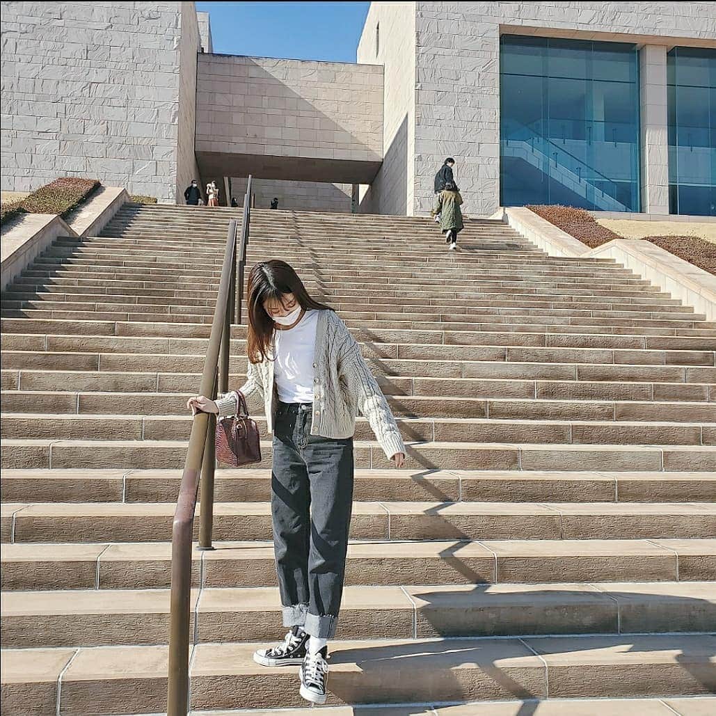 のインスタグラム：「. アウターいらなかった日︎︎✌︎  tops：@uniqlo @lowrysfarm_official  pants：@u_dresser  shoes：@converse  bag：@giannichiarini_jp」
