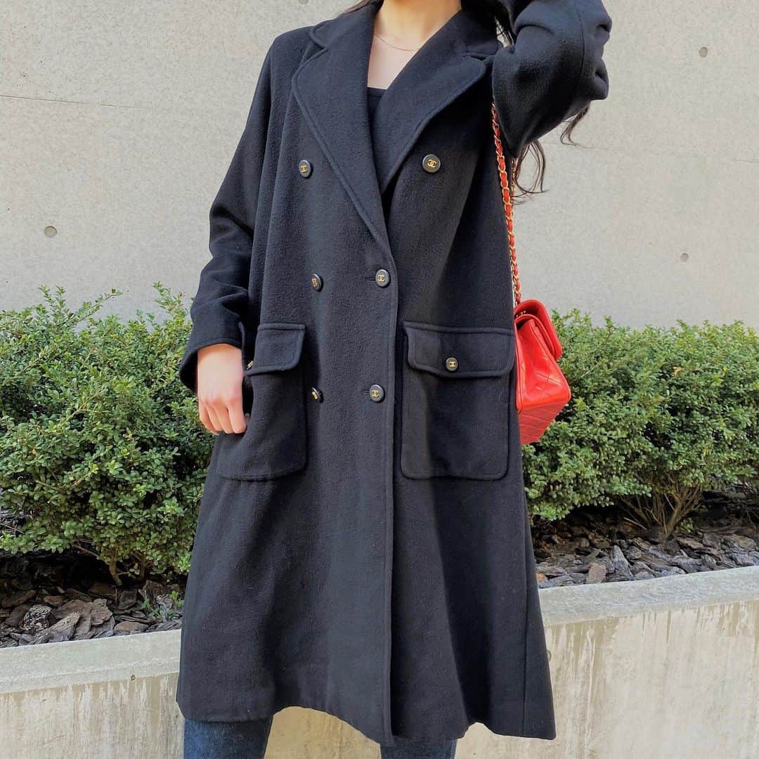 Vintage Brand Boutique AMOREさんのインスタグラム写真 - (Vintage Brand Boutique AMOREInstagram)「Vintage Long Coat. No size description.  On website search for: AO33619  ✈️Free Shipping Worldwide   📩DM for more info and pricing ➡️info@amorevintagetokyo.com   #Vintage #Coat #clothes #AmoreTokyo」2月11日 18時32分 - amore_tokyo
