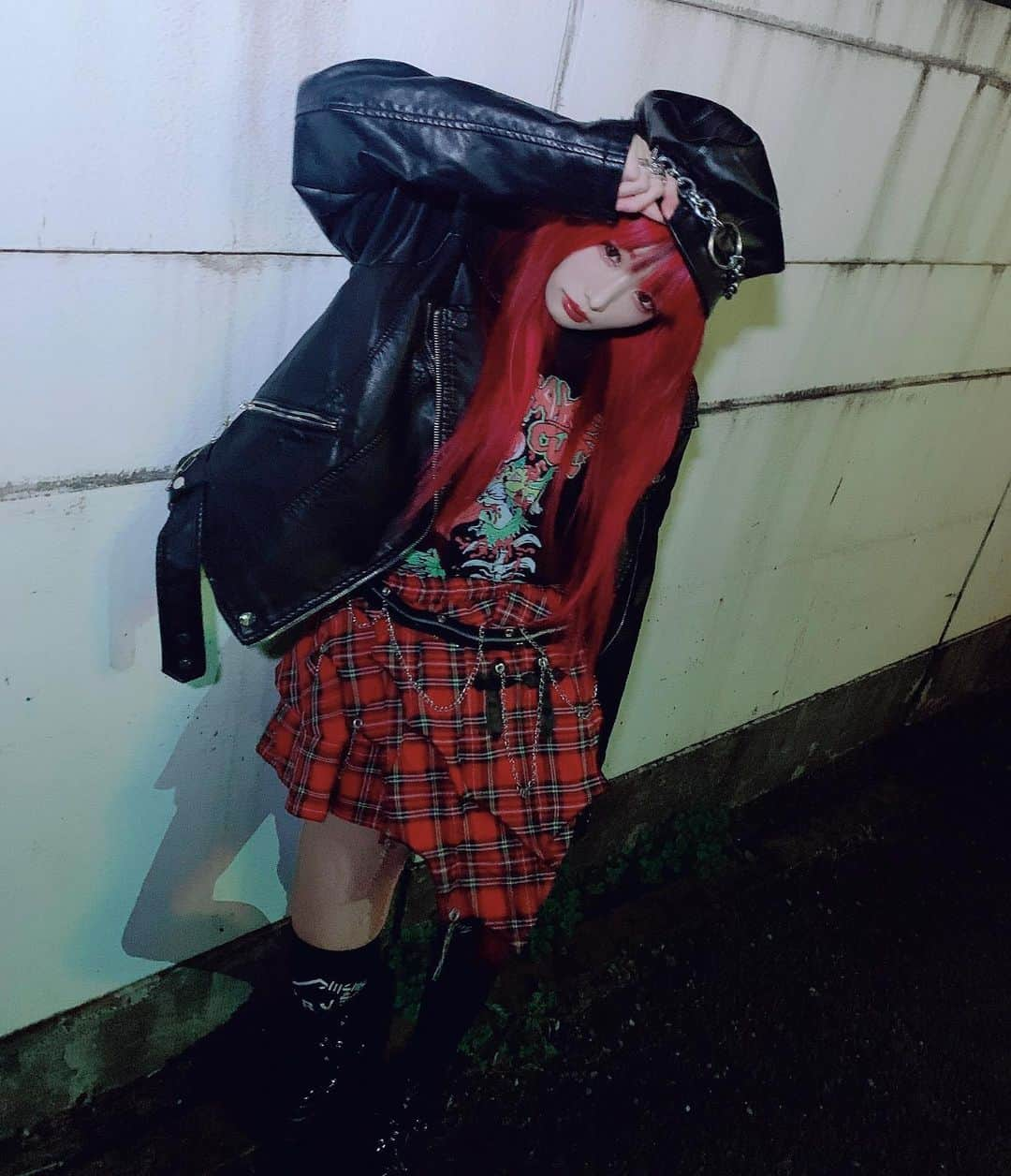 椎名ひかり（ひかりん）さんのインスタグラム写真 - (椎名ひかり（ひかりん）Instagram)「ライダースほしい👿 皆かっちょいいのあったらおせーて†  極悪アリエルT 骨でてるｾﾞ🦴🐟🐠🧜‍♀️  ライブキマッタ！ 3月16日†赤羽ReNY 無理なくおいでなさい…†  #赤チェックコーデ　#ライダースジャケット #devilish #cupcakecult #カップケーキカルト　#acdc #acdcrag #travastokyo #reflem #travas #rock #rockcode #椎名ひかり　#ぴかりん　#椎名ぴかりん　#ぴ様　#地雷メイク #地雷女」2月11日 18時33分 - pikarin_shiina