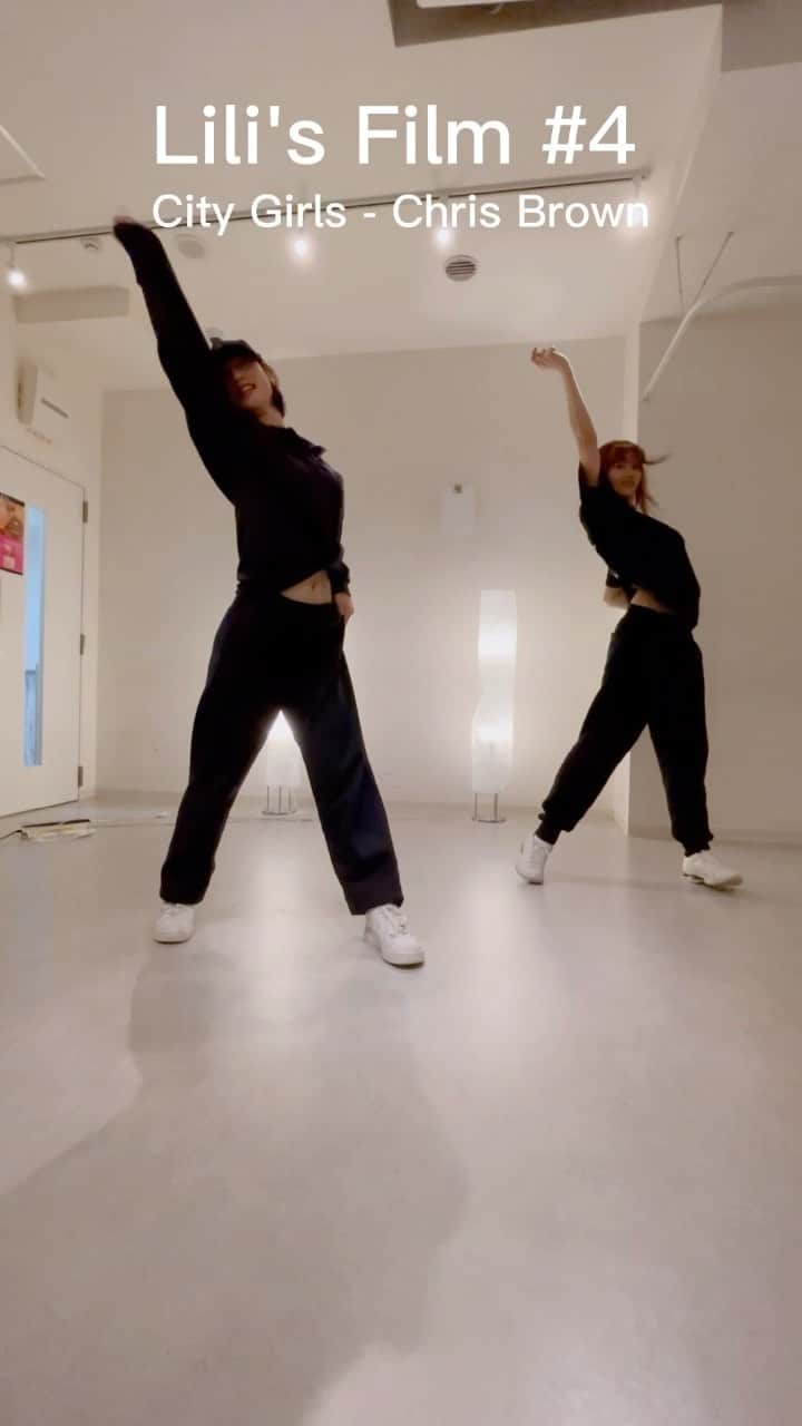 のインスタグラム：「💙﻿ Lili's Film #4 ﻿ City Girls / Chris Brown﻿ @lalalalisa_m﻿ ﻿ 今年もいっぱい踊っていく♡﻿ 💃 @b_e_n_a_92  ﻿ #lilifilm #coverdance﻿ #blackpinklisa #citygirls﻿ #chrisbrown﻿」