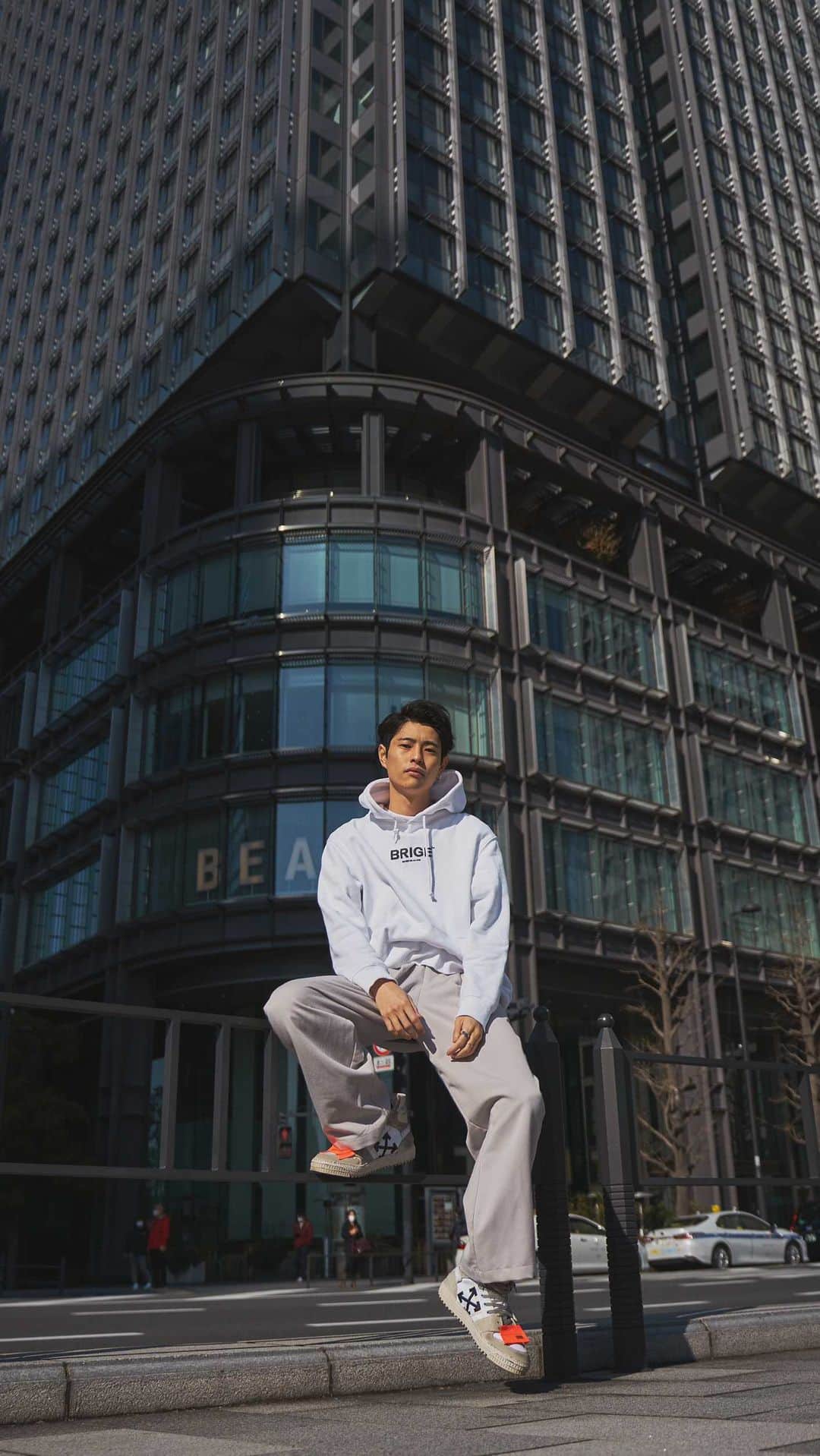 のインスタグラム：「Stop comparing yourself to others.  I want to live my life being me.   I like BRIGE white hoodie🔥 • BRIGEのフーディーは意外と白が好き。 @brige.international  •  🎥 @kenball09 🎵 @kenzie」