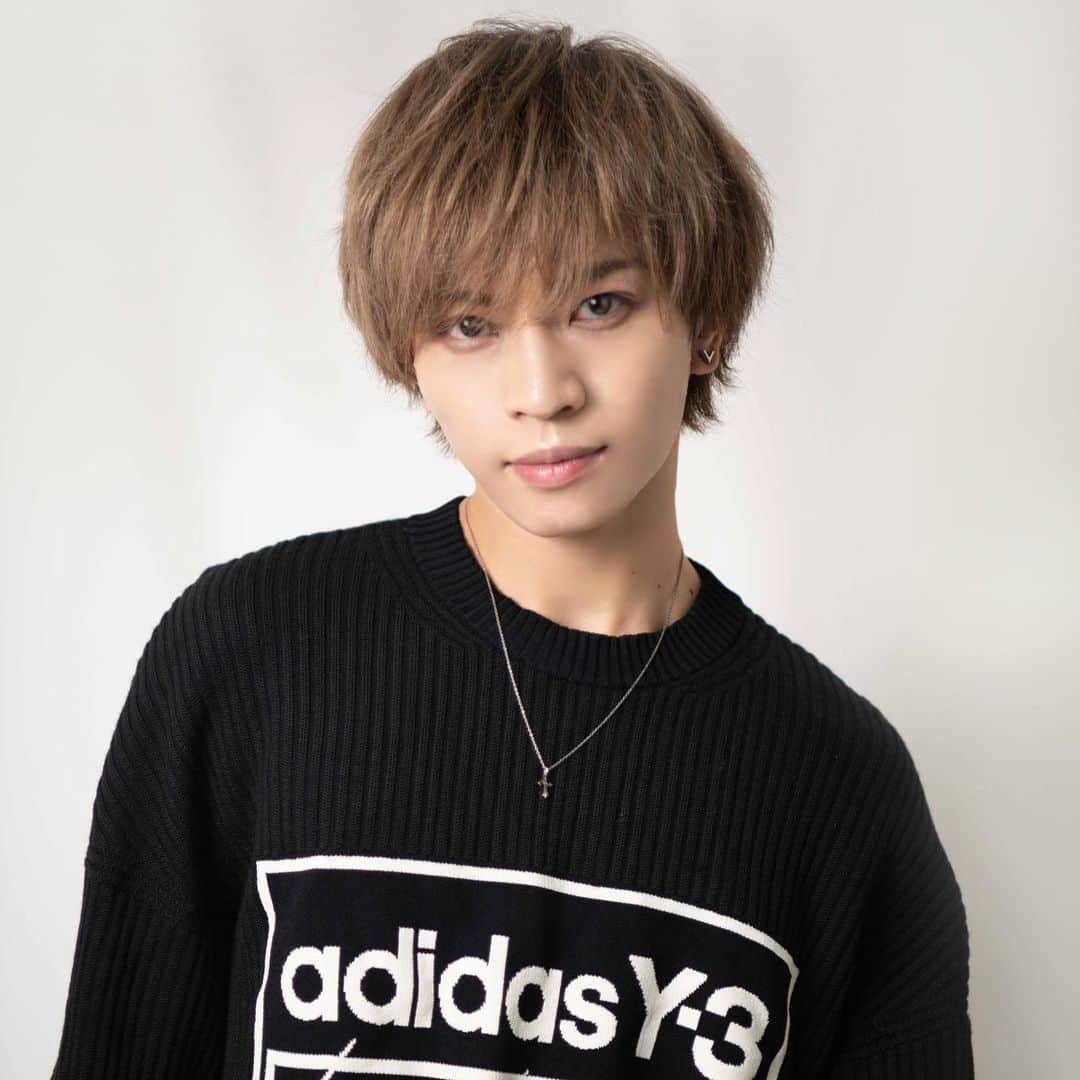 BUZZ-ER.のインスタグラム：「【BUZZ-ER.メンバー紹介】  ◆ SAKU(@saku10291029 ) ◆ メンバーLIVE動画 #fancam  スワイプしてね→ → →  #buzz_er  #buzz_ersaku」