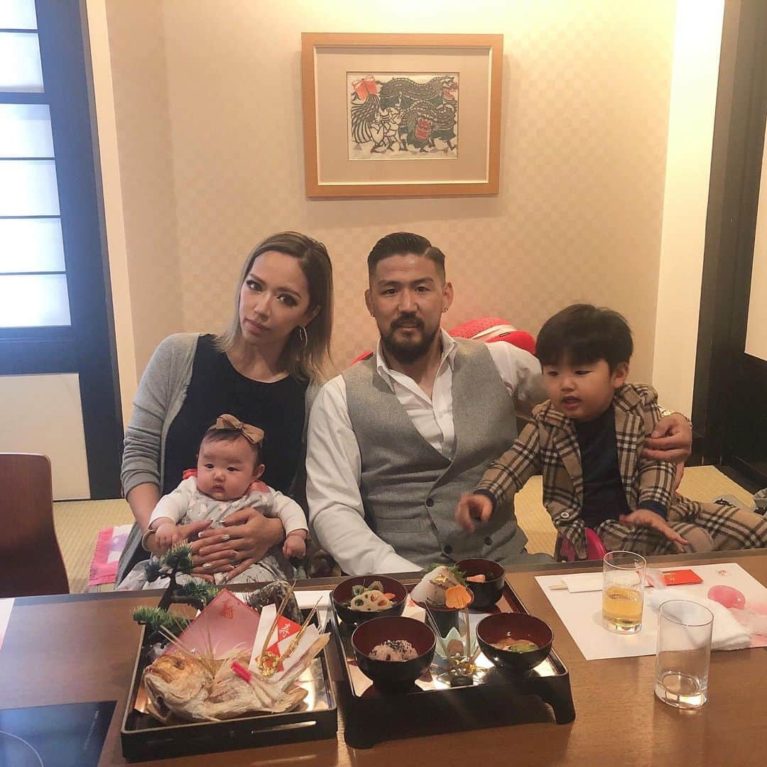 大澤茂樹さんのインスタグラム写真 - (大澤茂樹Instagram)「今日で生後100日になる娘のお食い初めでした🍽 #娘 #daughter #生後100日 #お食い初め #家族 #family #家族写真 #木曽路」2月11日 18時35分 - shigeki_osawa