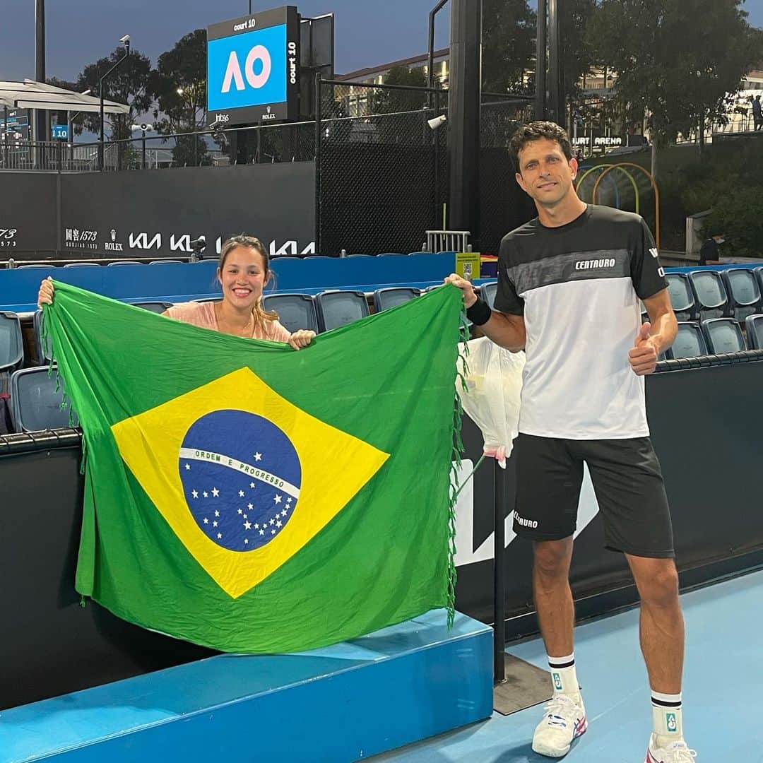 のインスタグラム：「🇧🇷 sempre presente 😁 ! Always there, vaaaaamos !!! . . @centauroesporte @itambe @bancobmg @volvocars @vossworld @cbtoficial @foxtonbrasil @atptour @asicsbrasil @headtennis_official #somostodosgirafa #bolsaatleta」